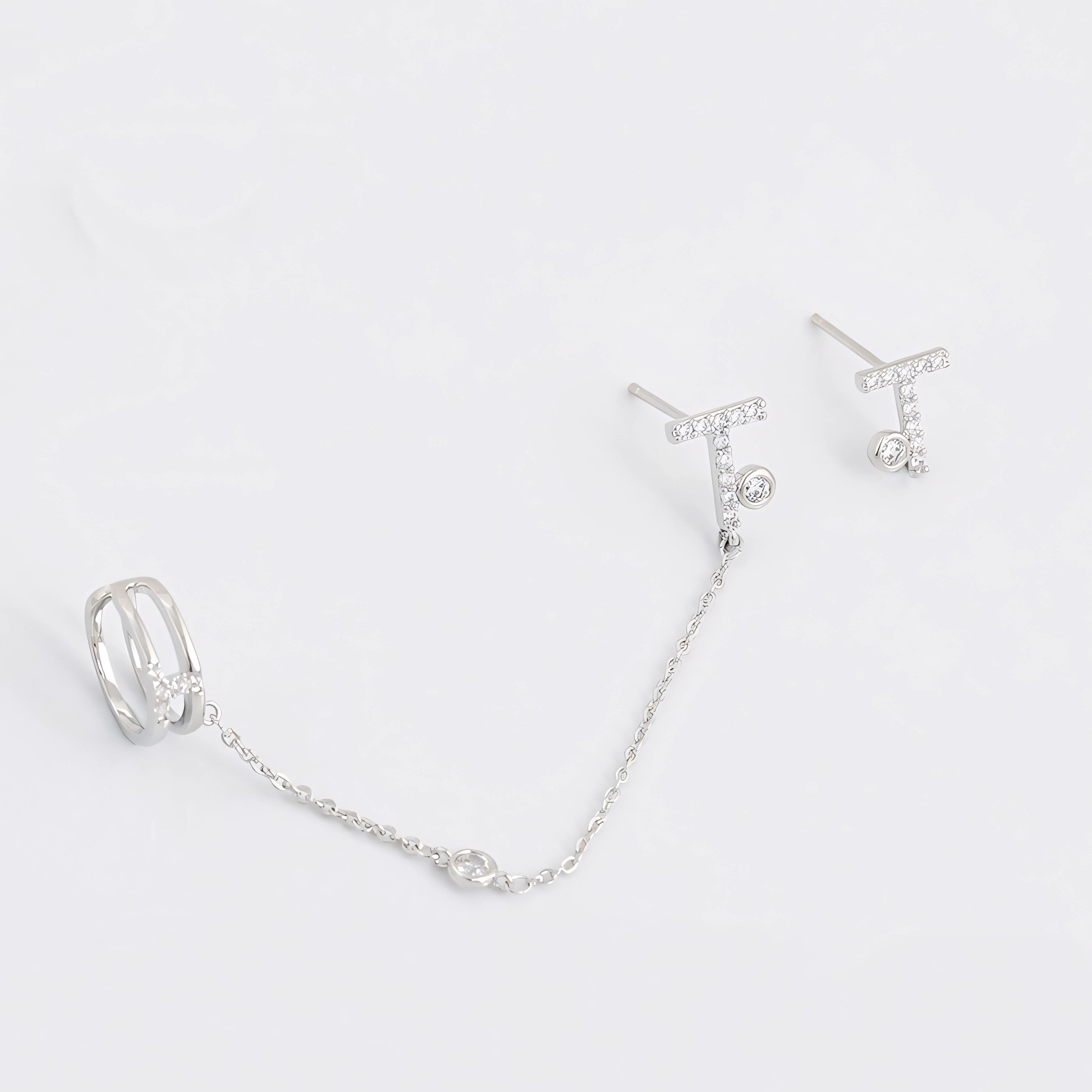 Arete Asimétrico con Cadena Chapeado en Rodio