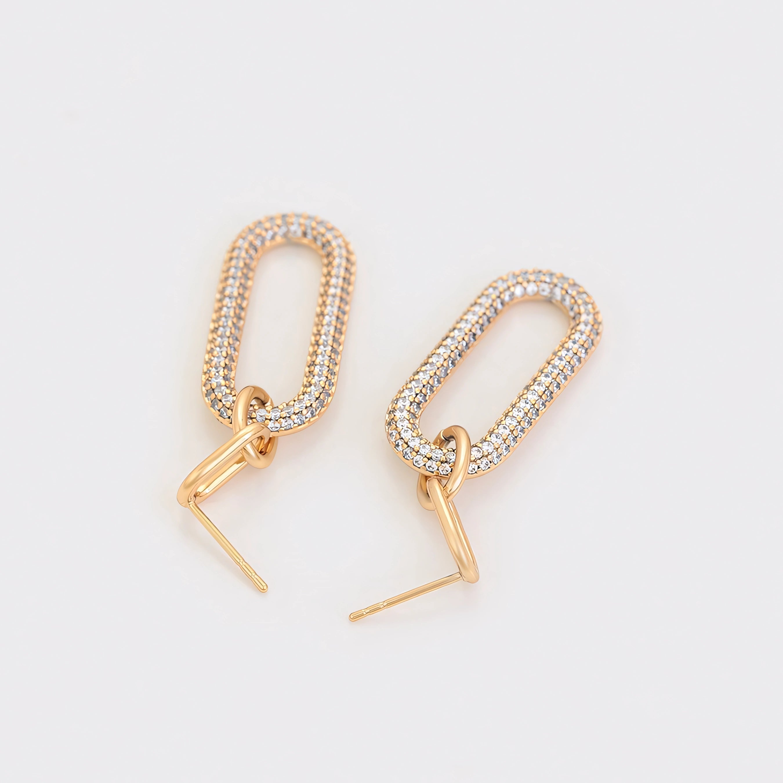 Arete Largo Incrustado con Zirconias Oro laminado 18K