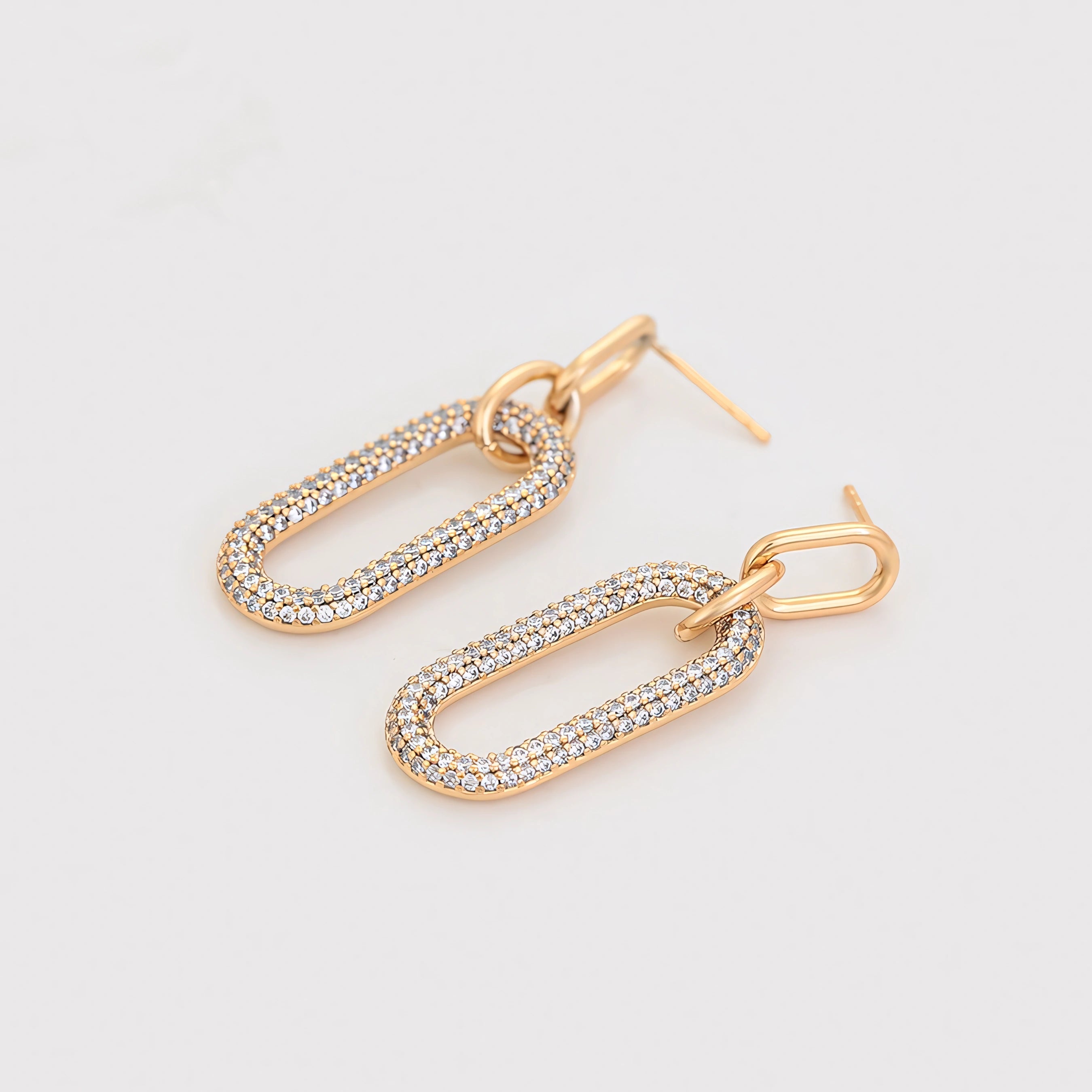 Arete Largo Incrustado con Zirconias Oro laminado 18K