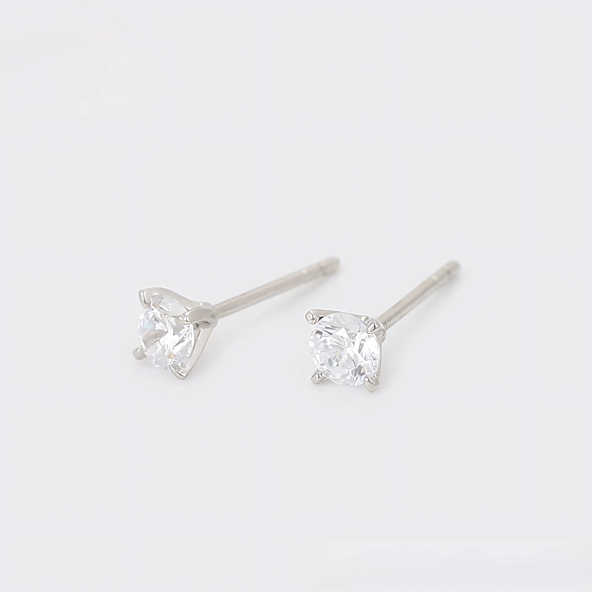 Broquel Mini Clásico con Zirconia Chapado en Platino