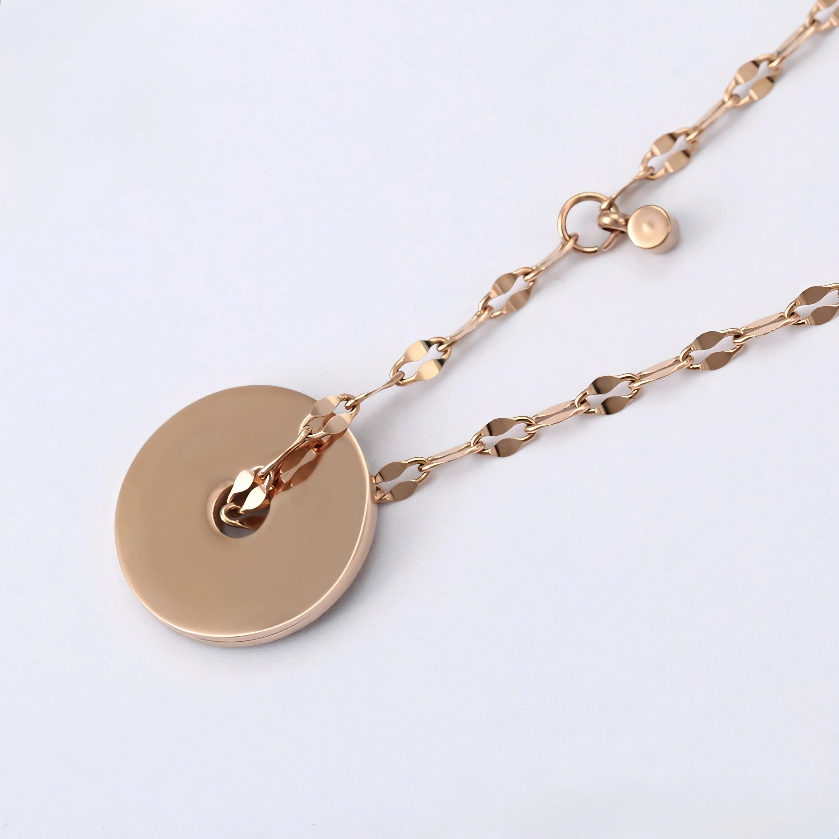 Collar Acero Oro Rosa Con Detalles Negros Elegante