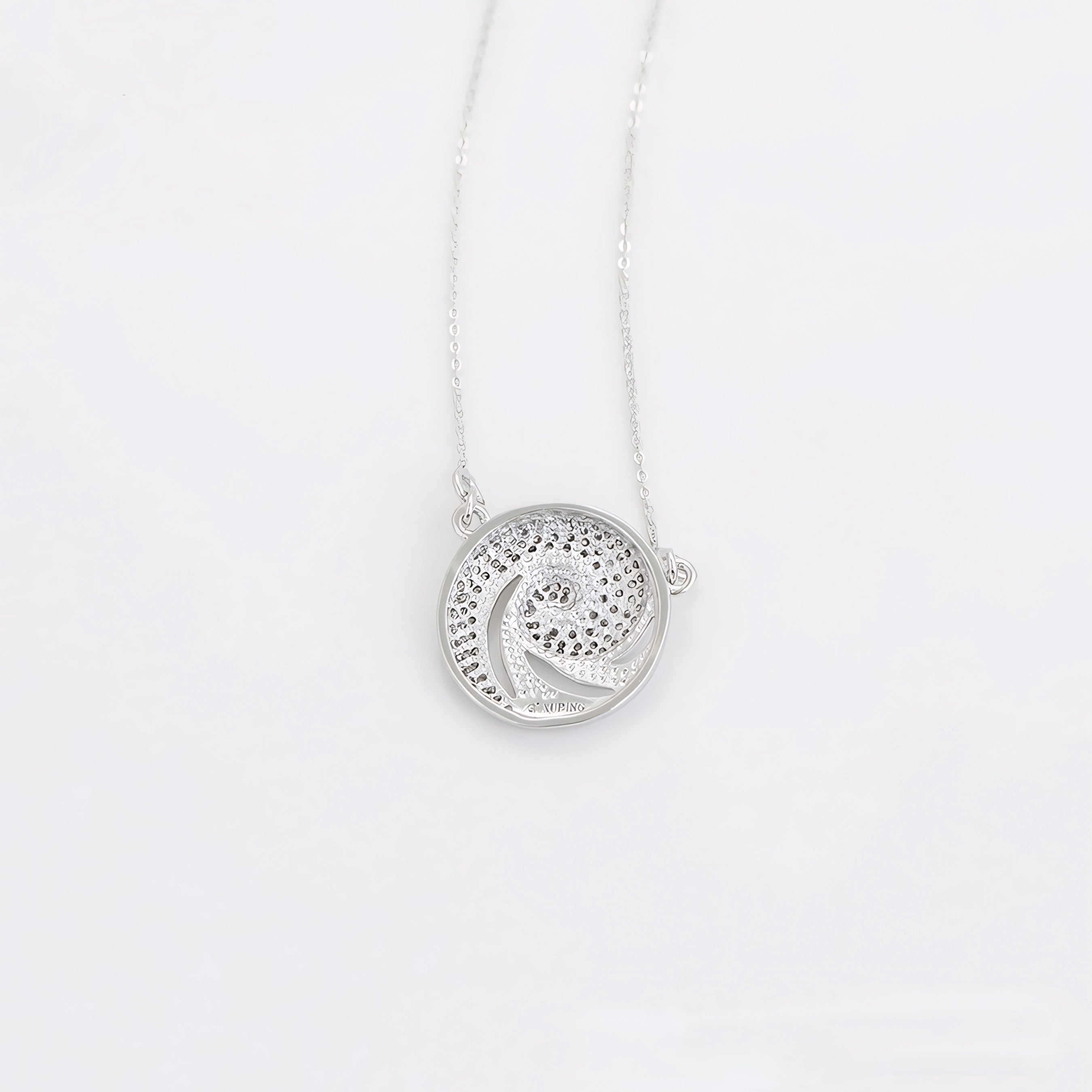 Collar Aura Espiral Con Zirconias Chapado En Platino