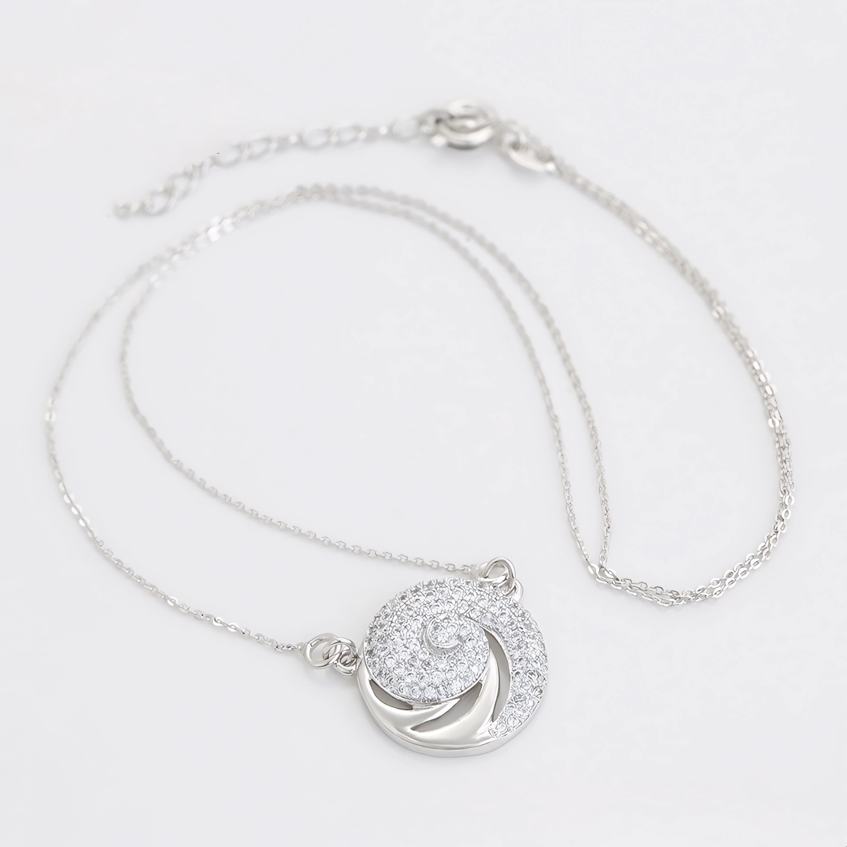 Collar Aura Espiral Con Zirconias Chapado En Platino
