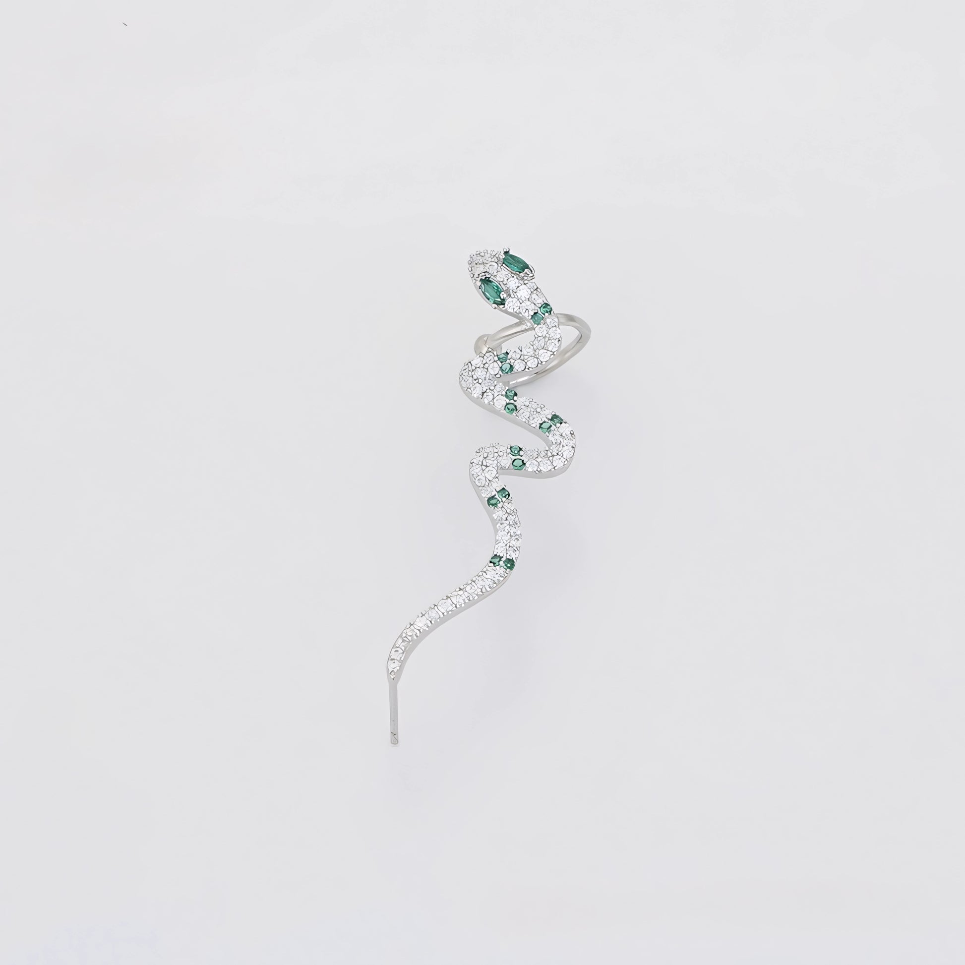 Ear Cuff Serpiente Elegante con Zirconias y Detalles Verdes Chapado en Platino