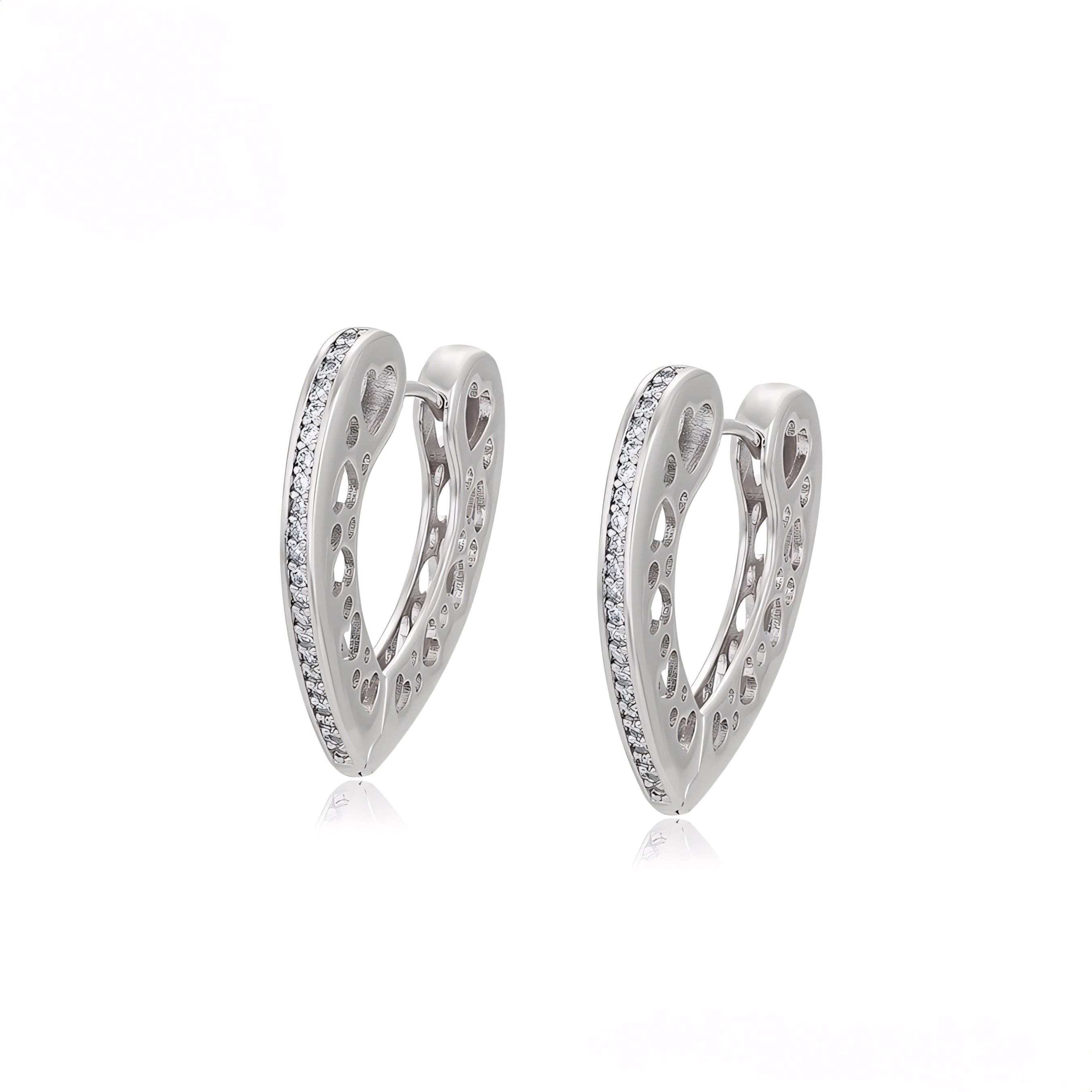 Huggie con Corazones y Zirconias Chapado en Platino