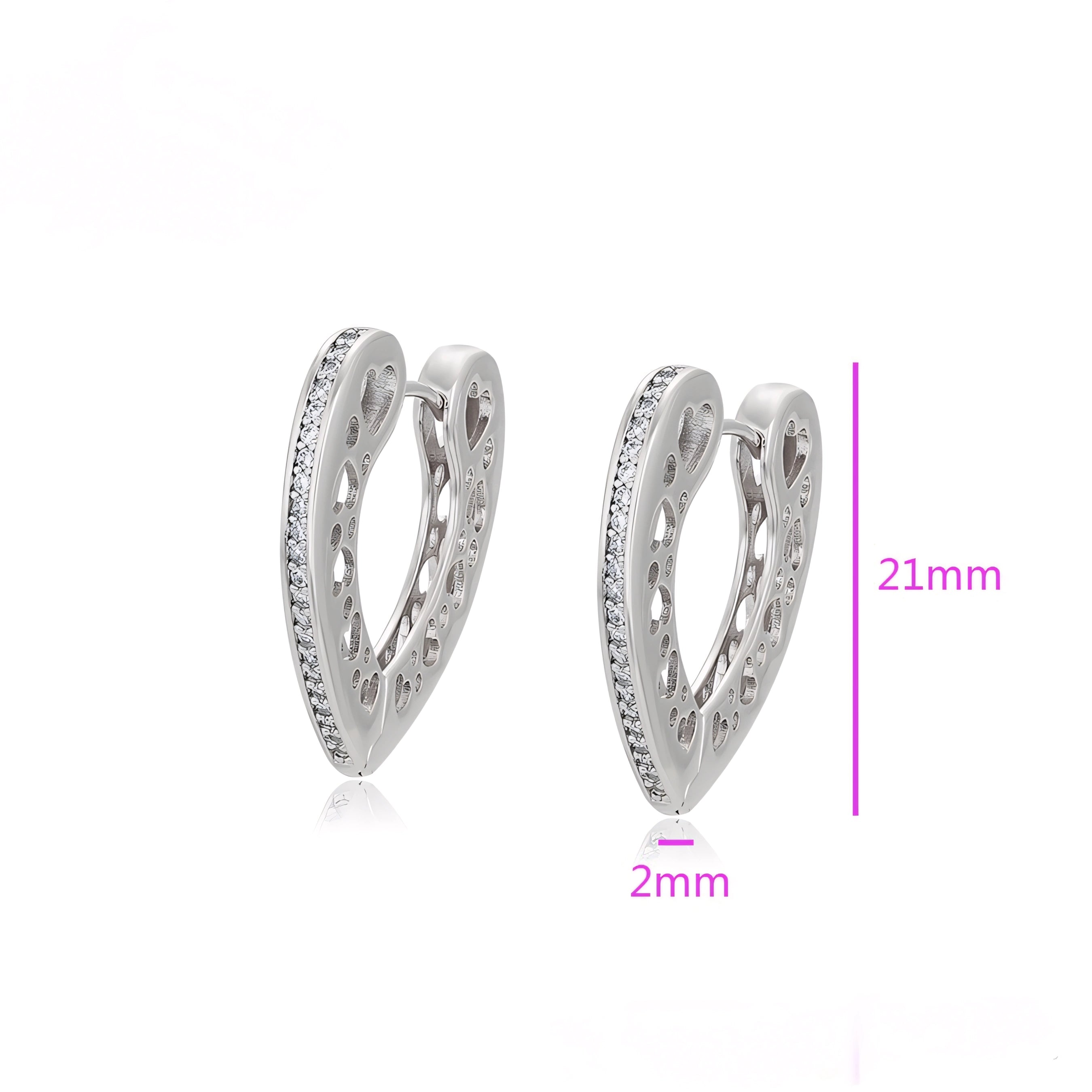 Huggie con Corazones y Zirconias Chapado en Platino