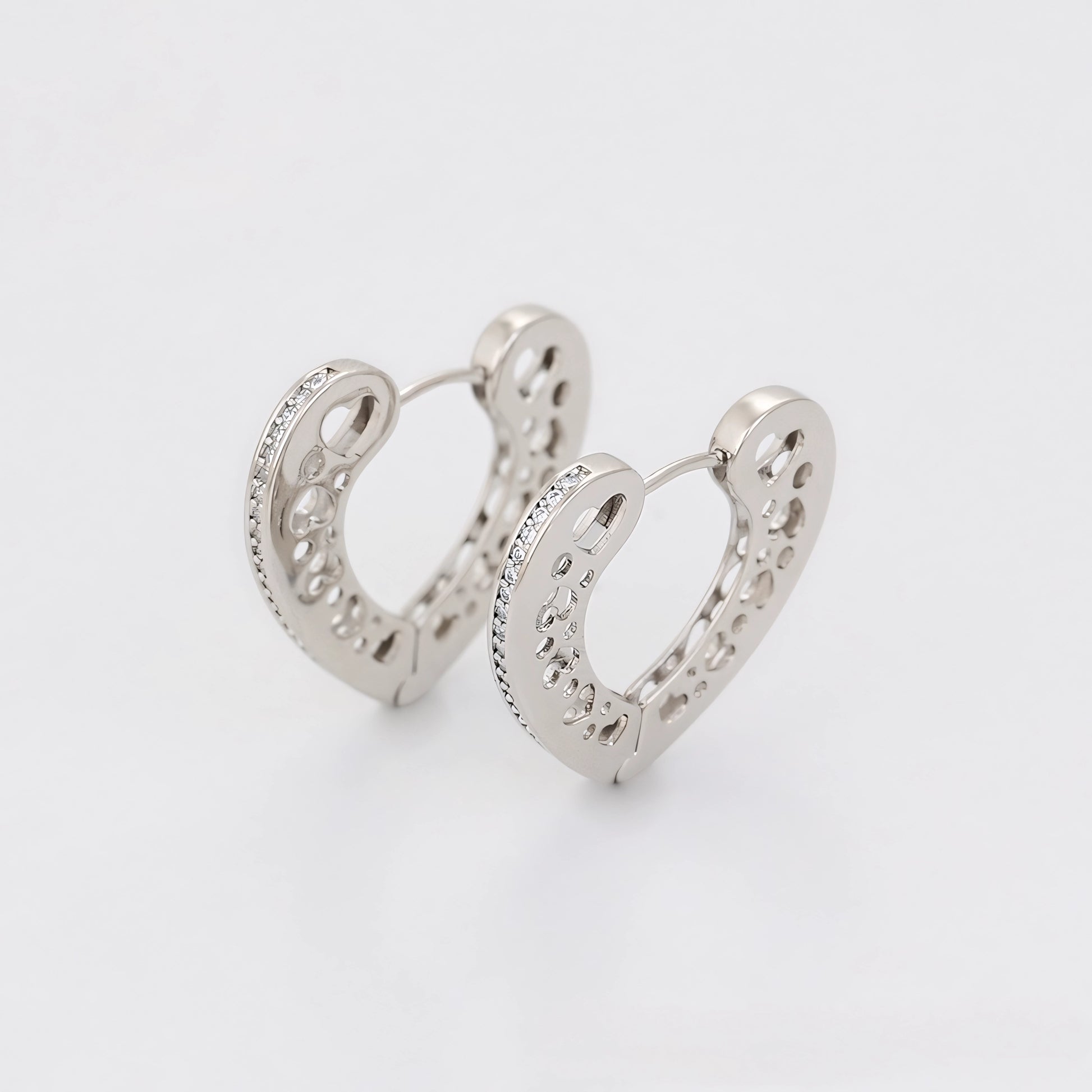 Huggie con Corazones y Zirconias Chapado en Platino