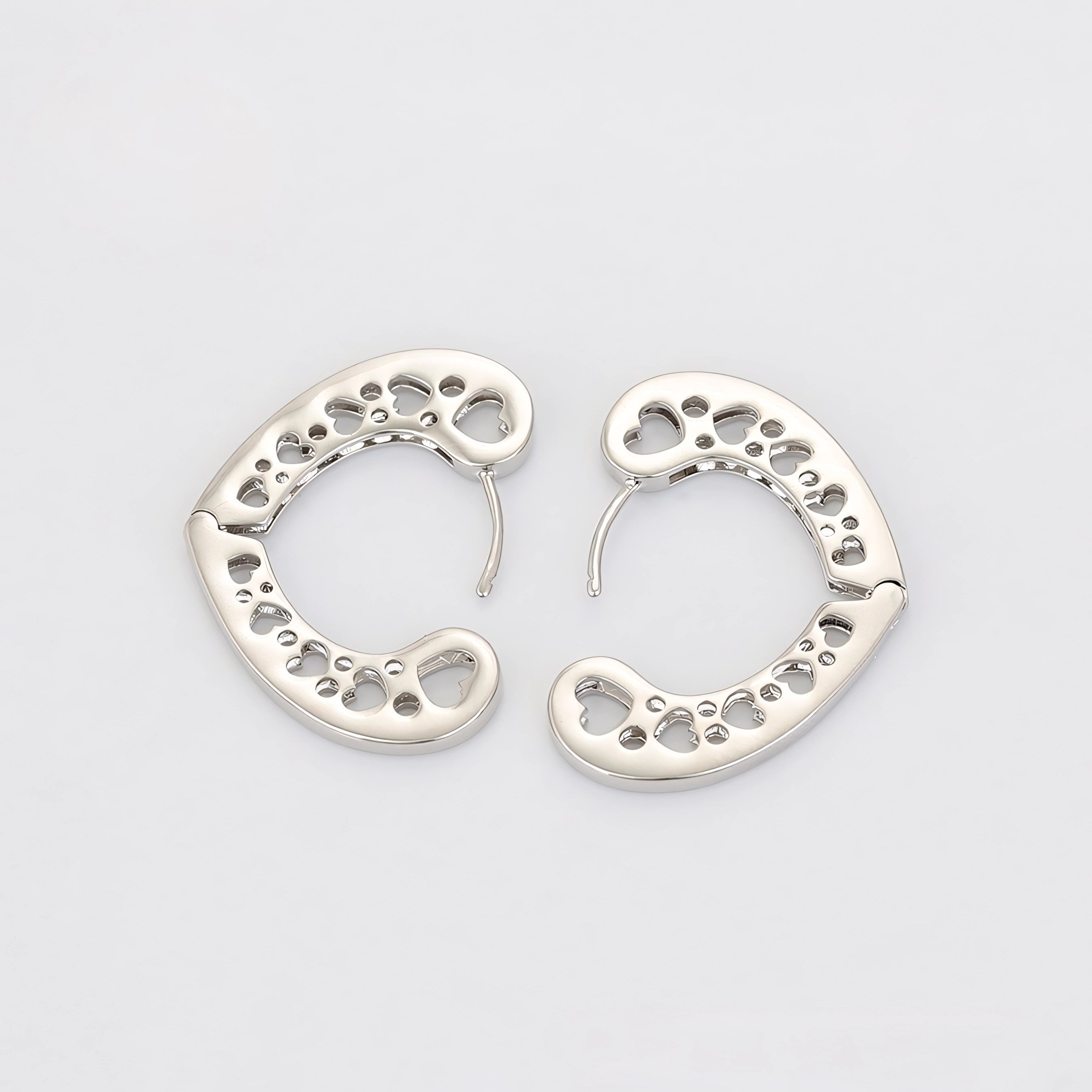 Huggie con Corazones y Zirconias Chapado en Platino