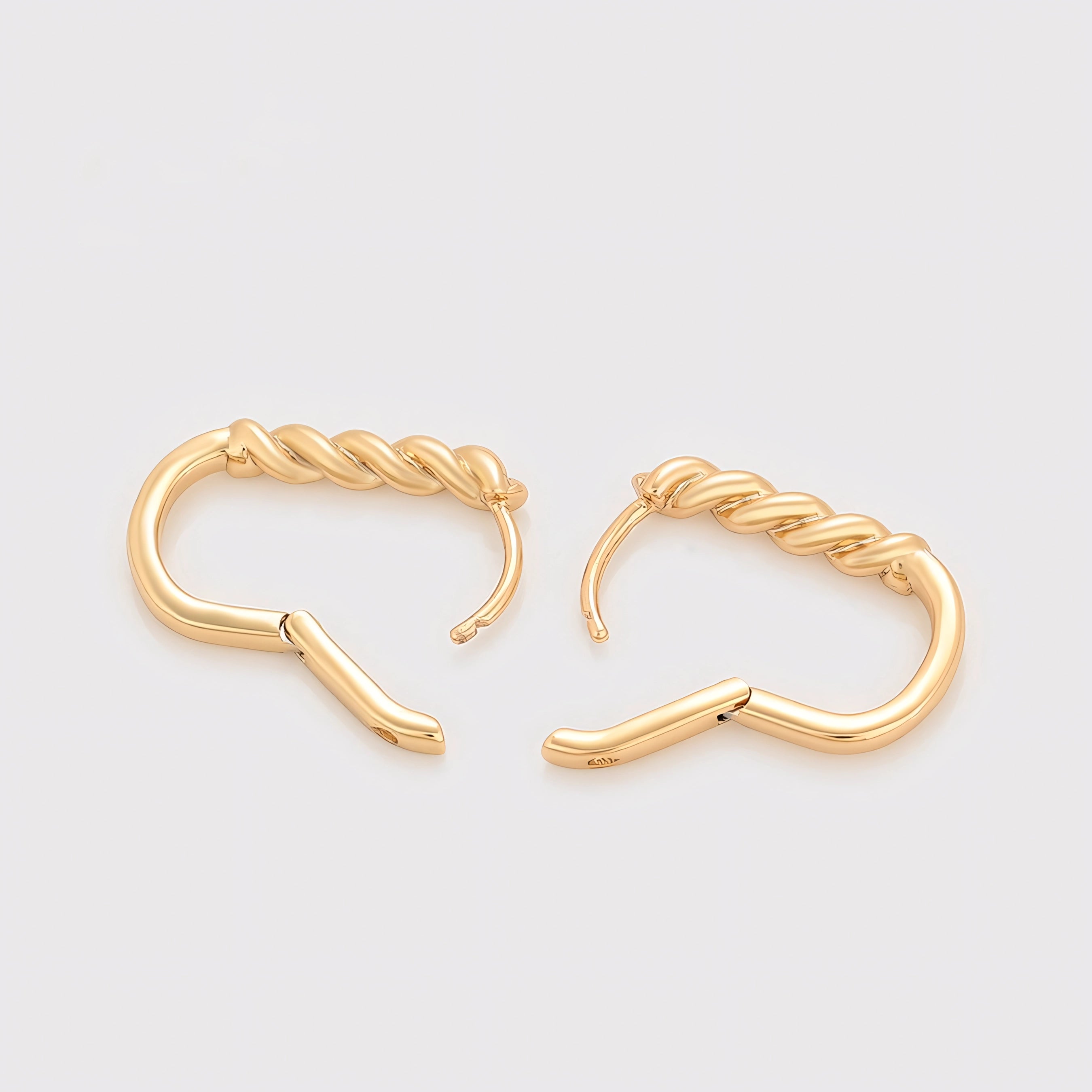 Huggie Semi Ovalada Trenzada Oro Laminado 18K