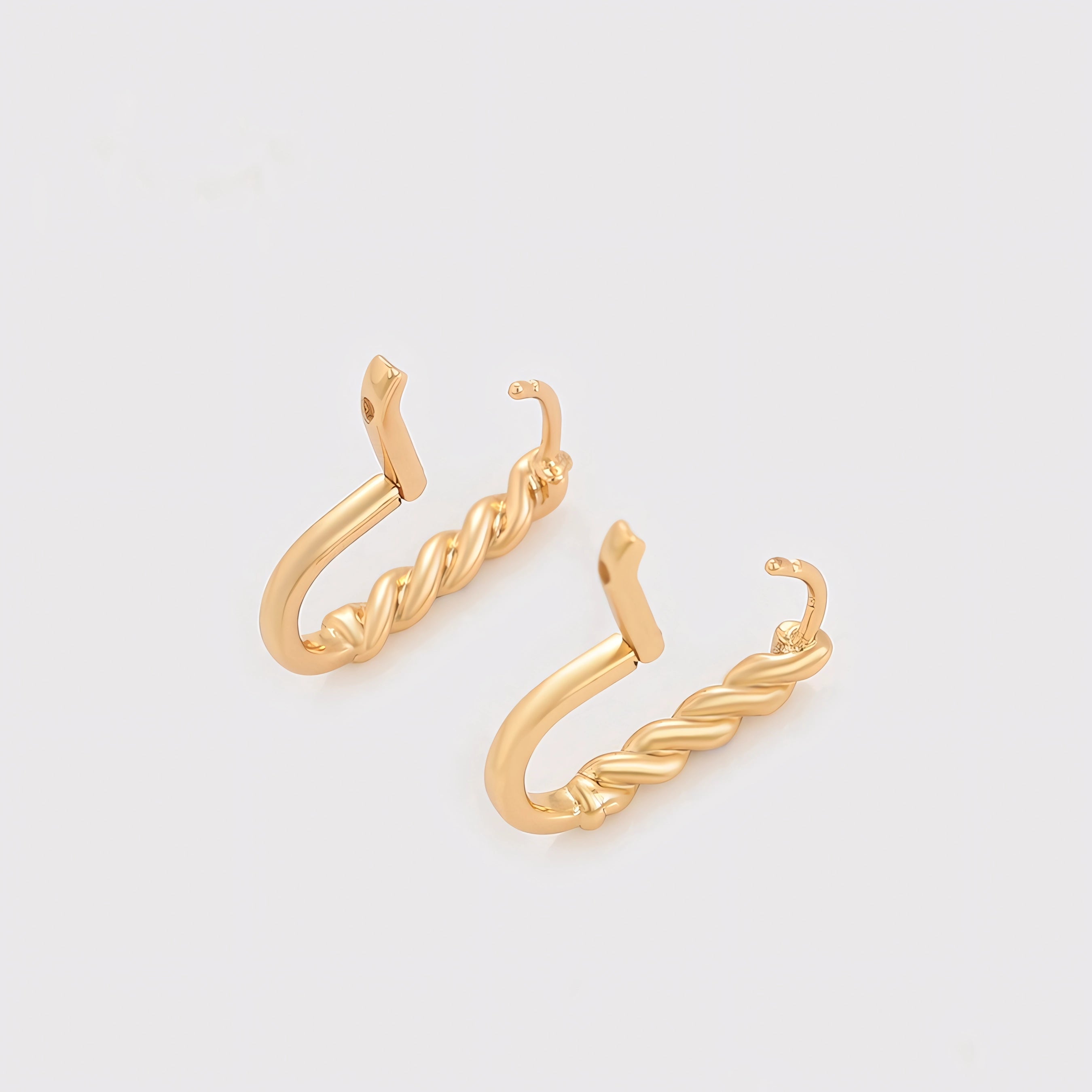 Huggie Semi Ovalada Trenzada Oro Laminado 18K