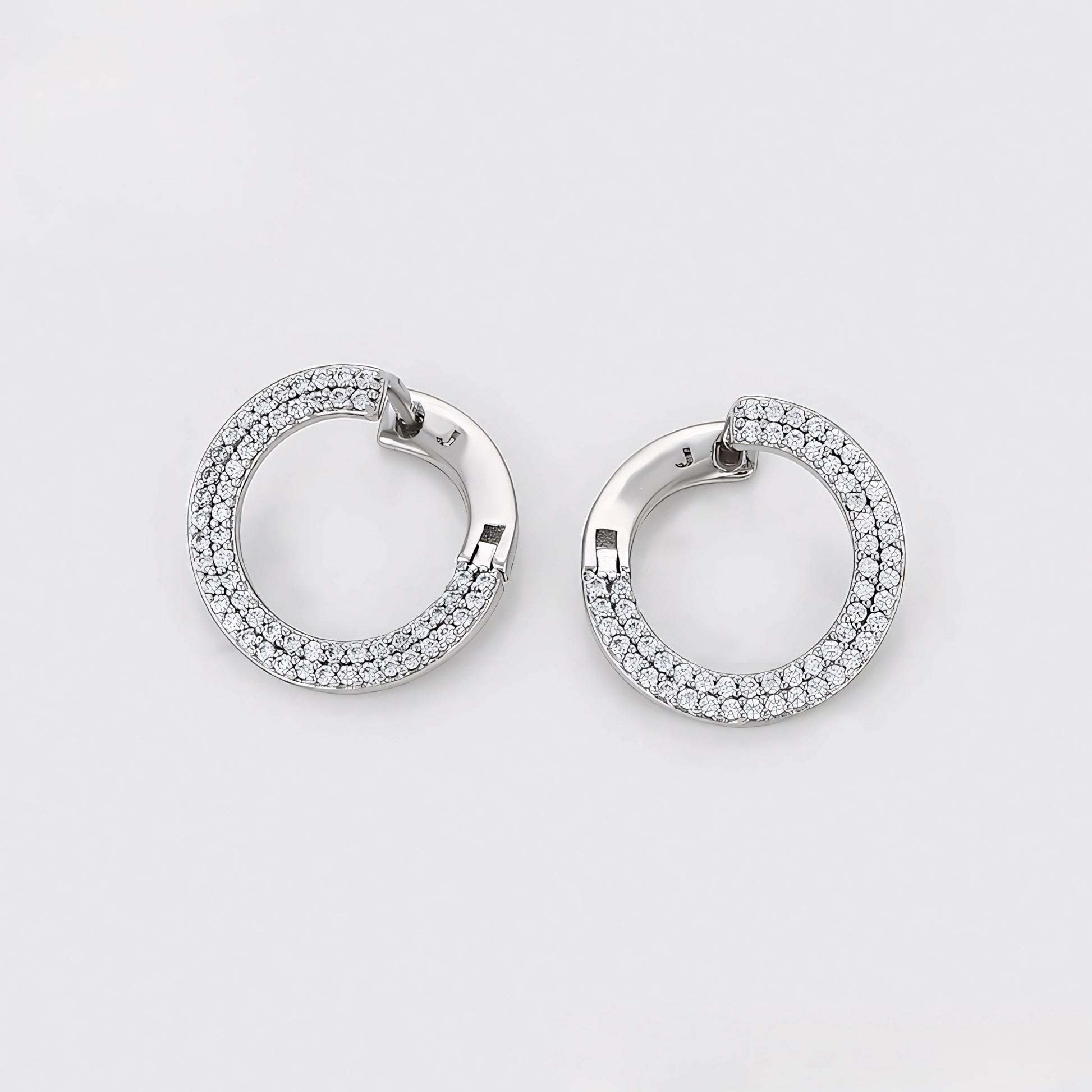 Huggie Serie de Lujo con Zirconias Chapado en Platino