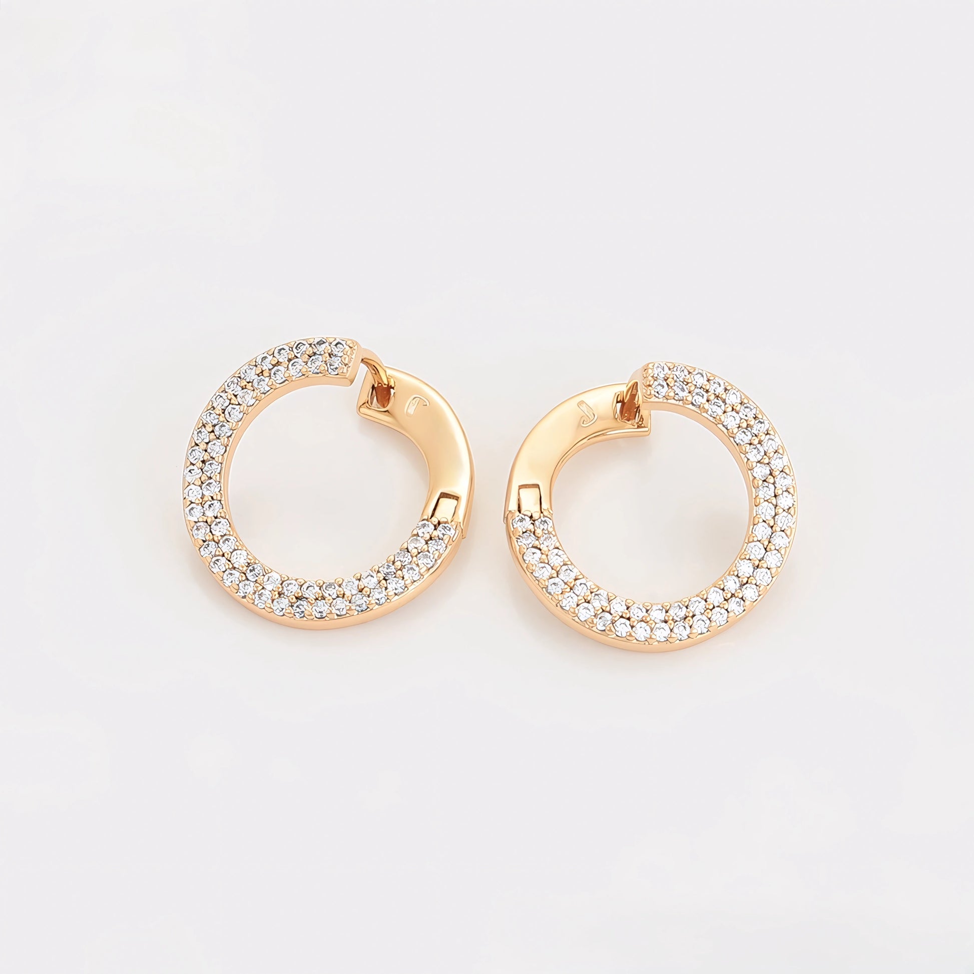 Huggie Serie de Lujo con Zirconias Oro Laminado 18K