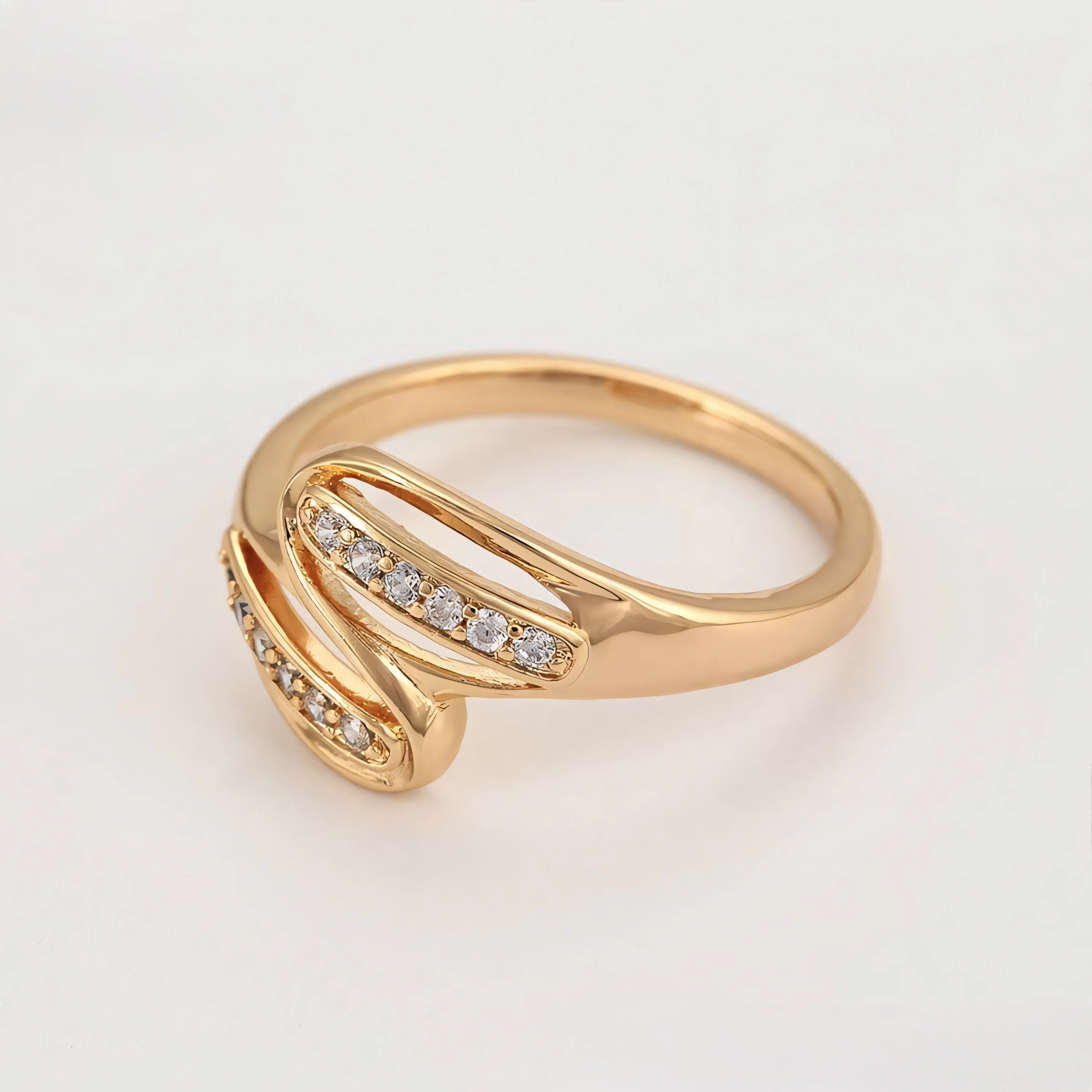 Set de Aretes y Anillo en Oro Laminado 18K Uso Diario