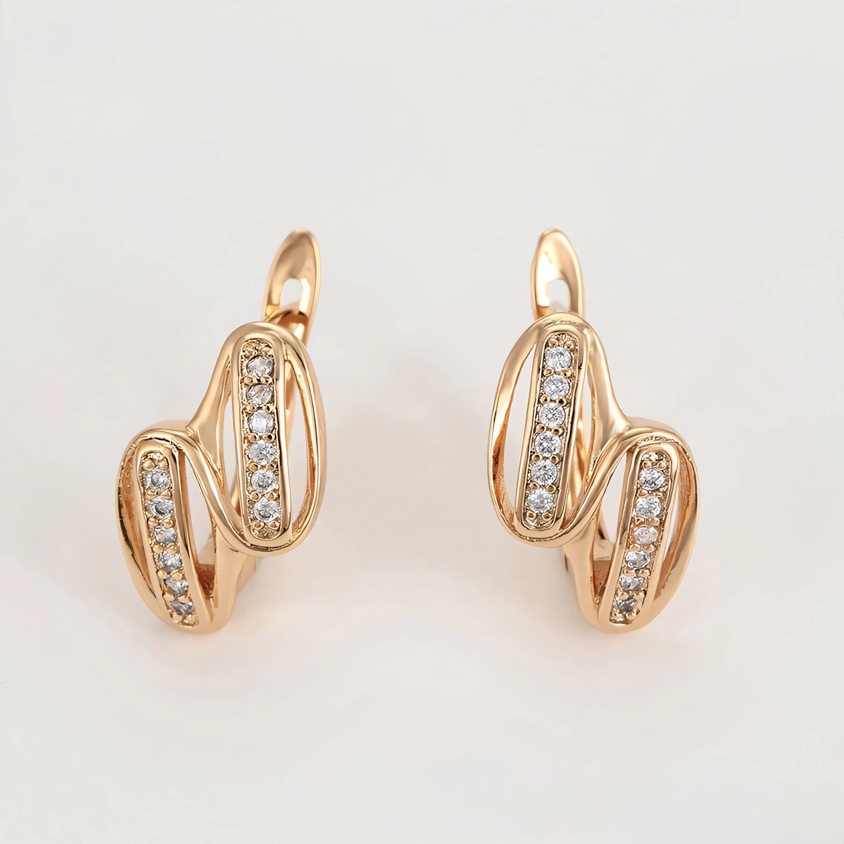 Set de Aretes y Anillo en Oro Laminado 18K Uso Diario