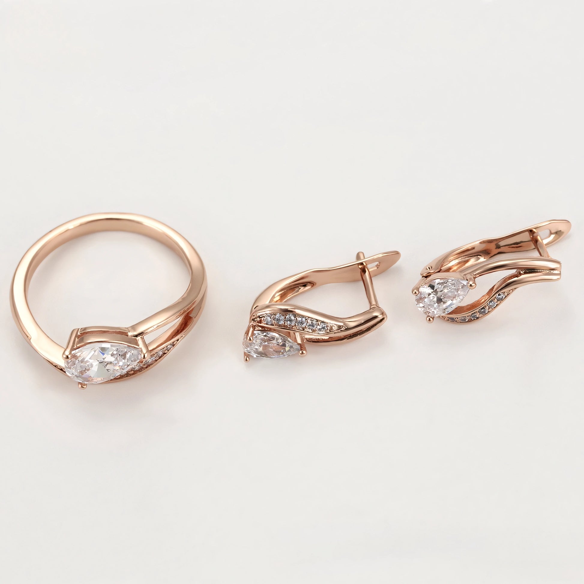 Set de Aretes y Anillo en Oro Laminado Rosa Elegante y Moderno