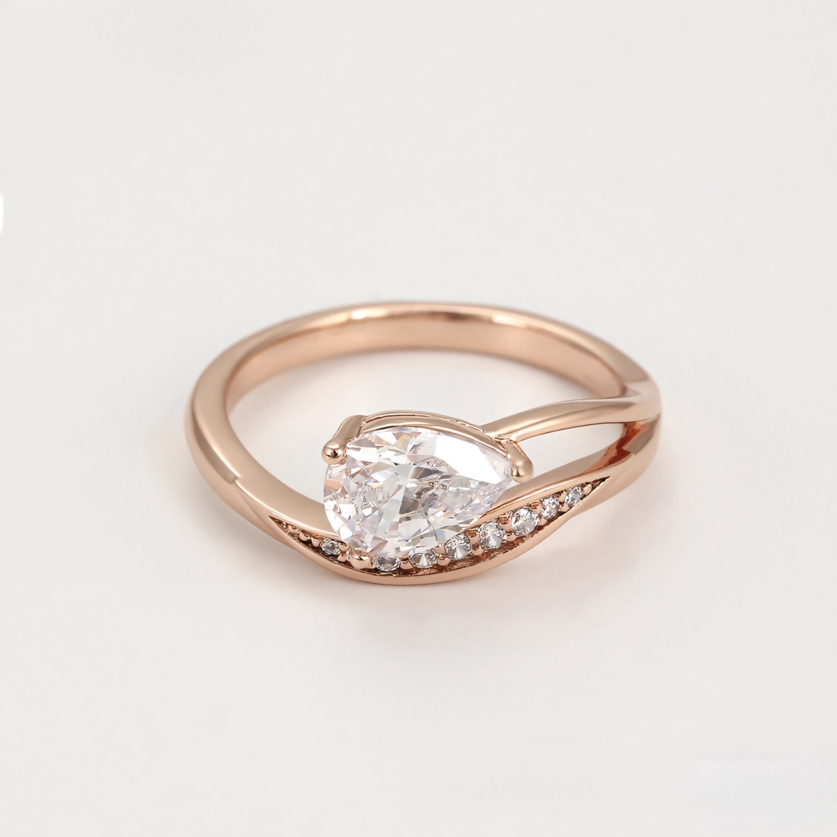 Set de Aretes y Anillo en Oro Laminado Rosa Elegante y Moderno