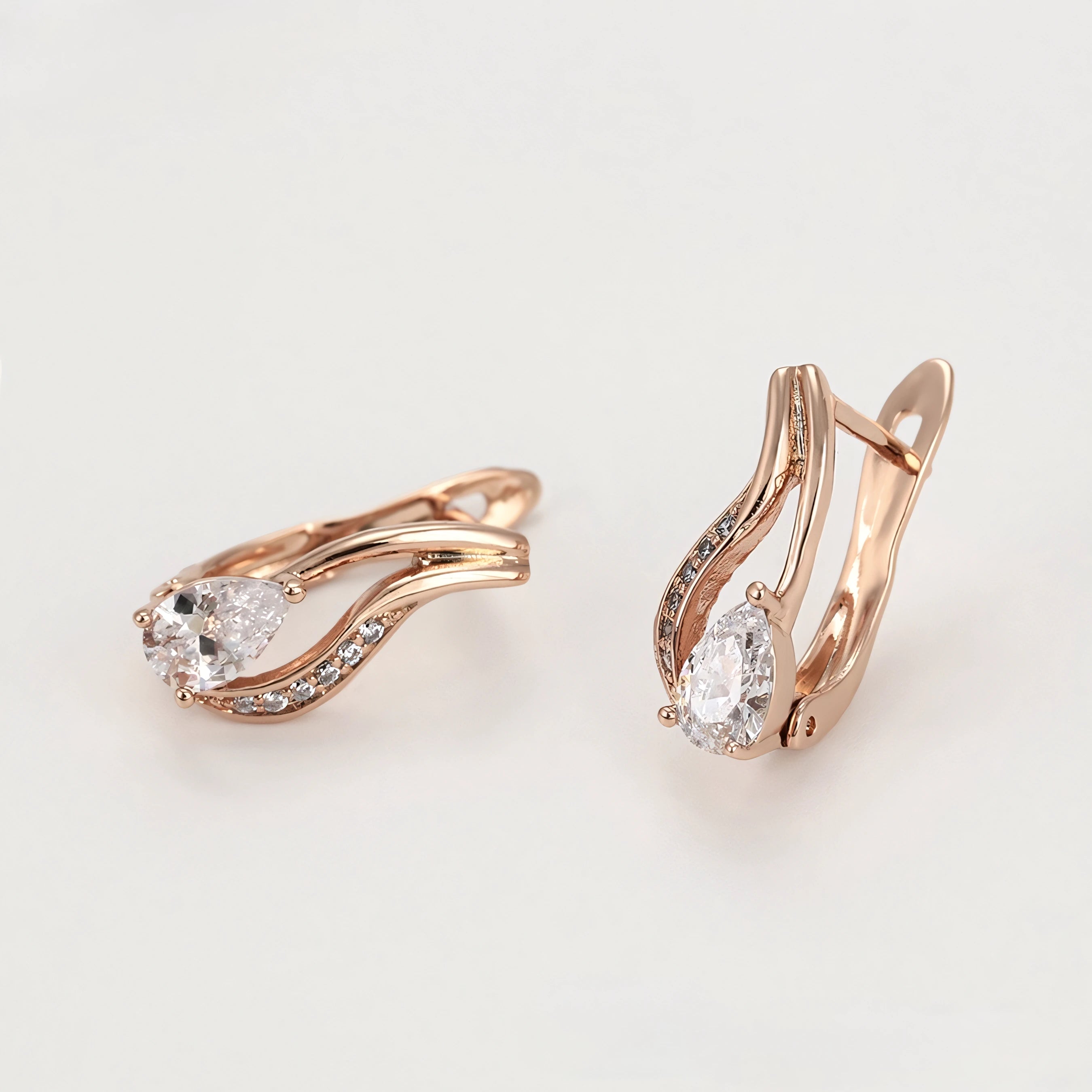 Set de Aretes y Anillo en Oro Laminado Rosa Elegante y Moderno