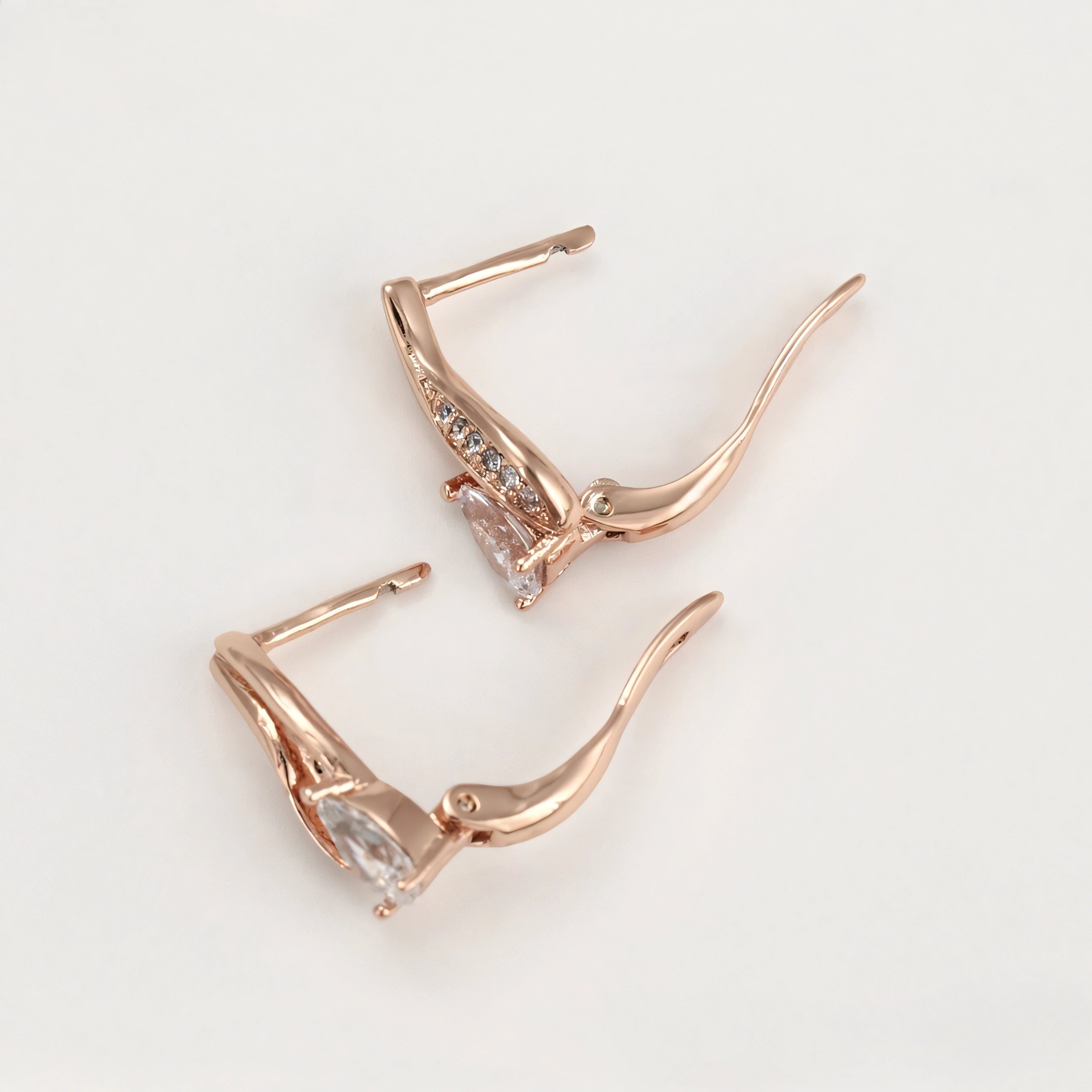 Set de Aretes y Anillo en Oro Laminado Rosa Elegante y Moderno