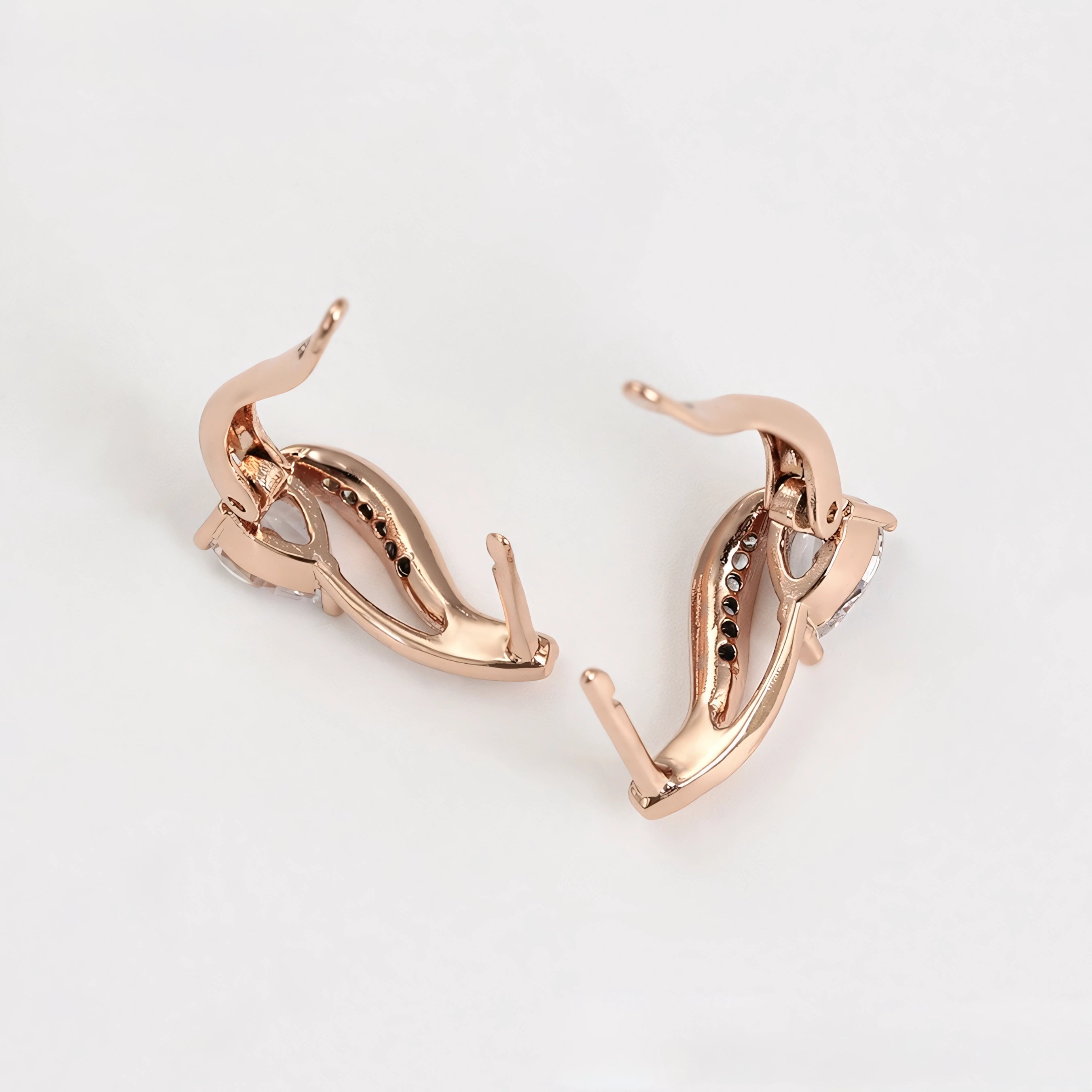 Set de Aretes y Anillo en Oro Laminado Rosa Elegante y Moderno