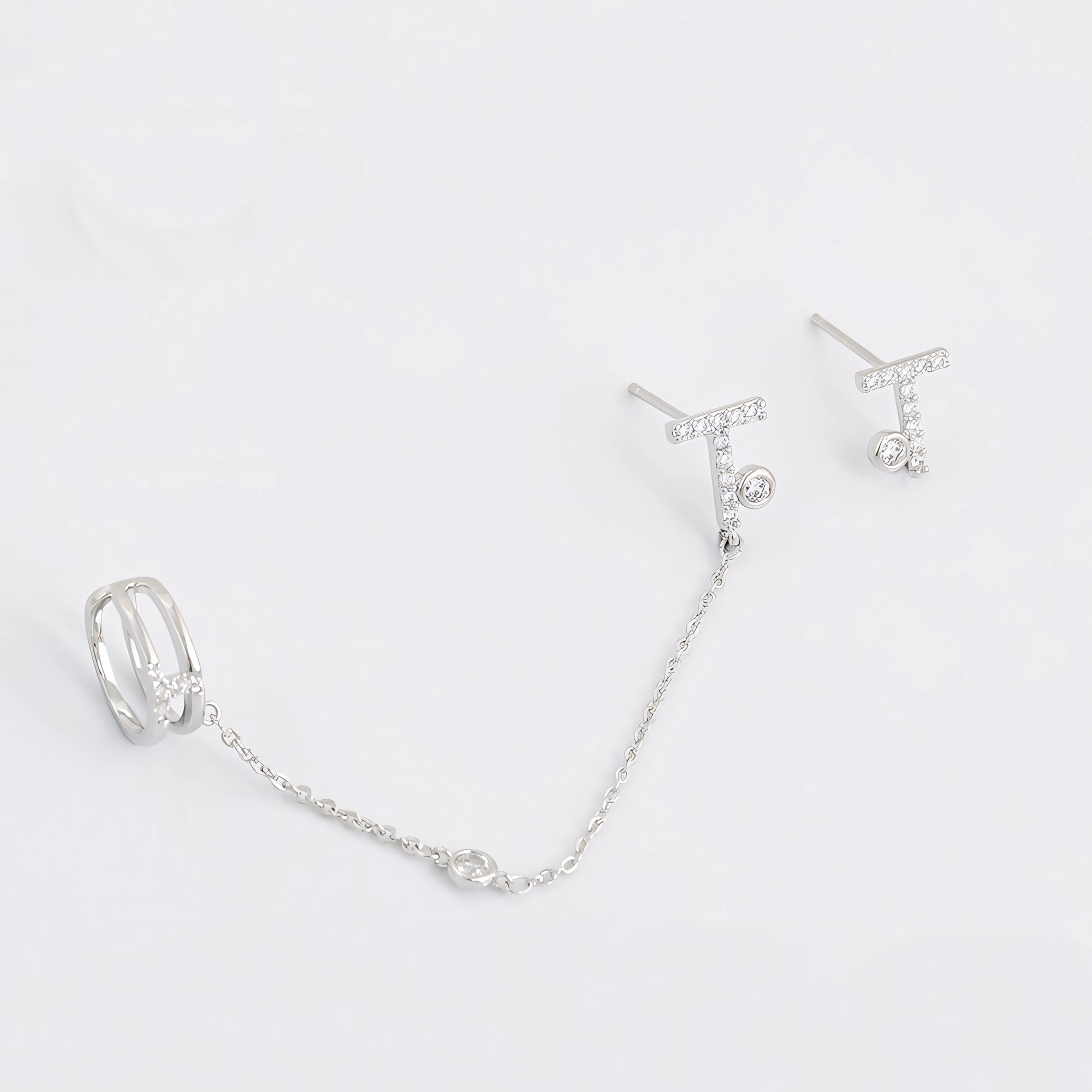 Arete Asimétrico con Cadena Chapeado en Rodio