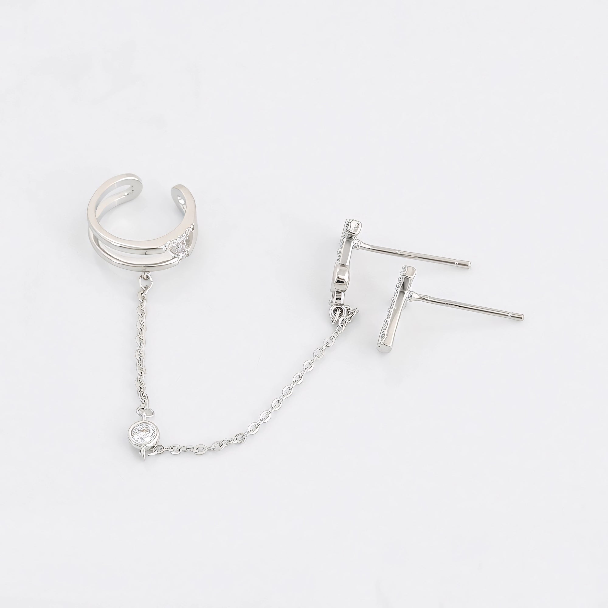 Arete Asimétrico con Cadena Chapeado en Rodio