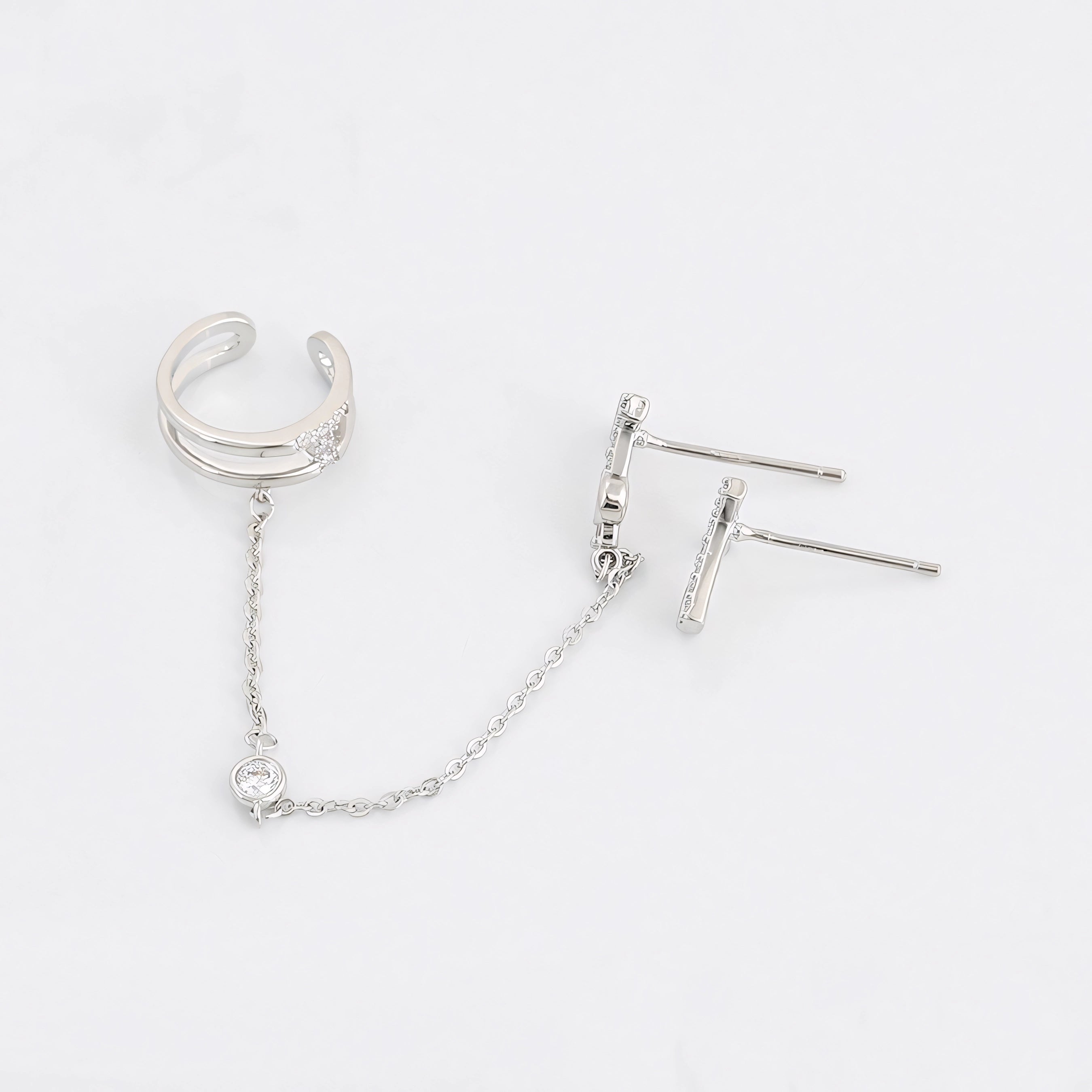 Arete Asimétrico con Cadena Chapeado en Rodio