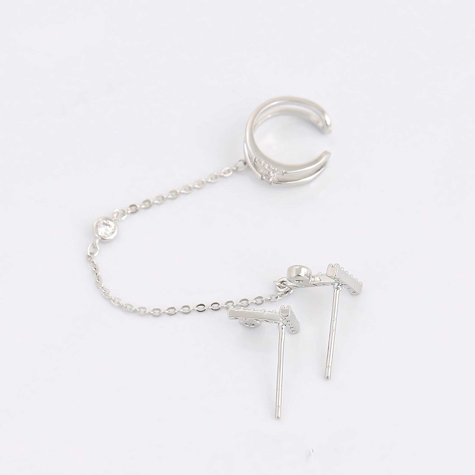 Arete Asimétrico con Cadena Chapeado en Rodio