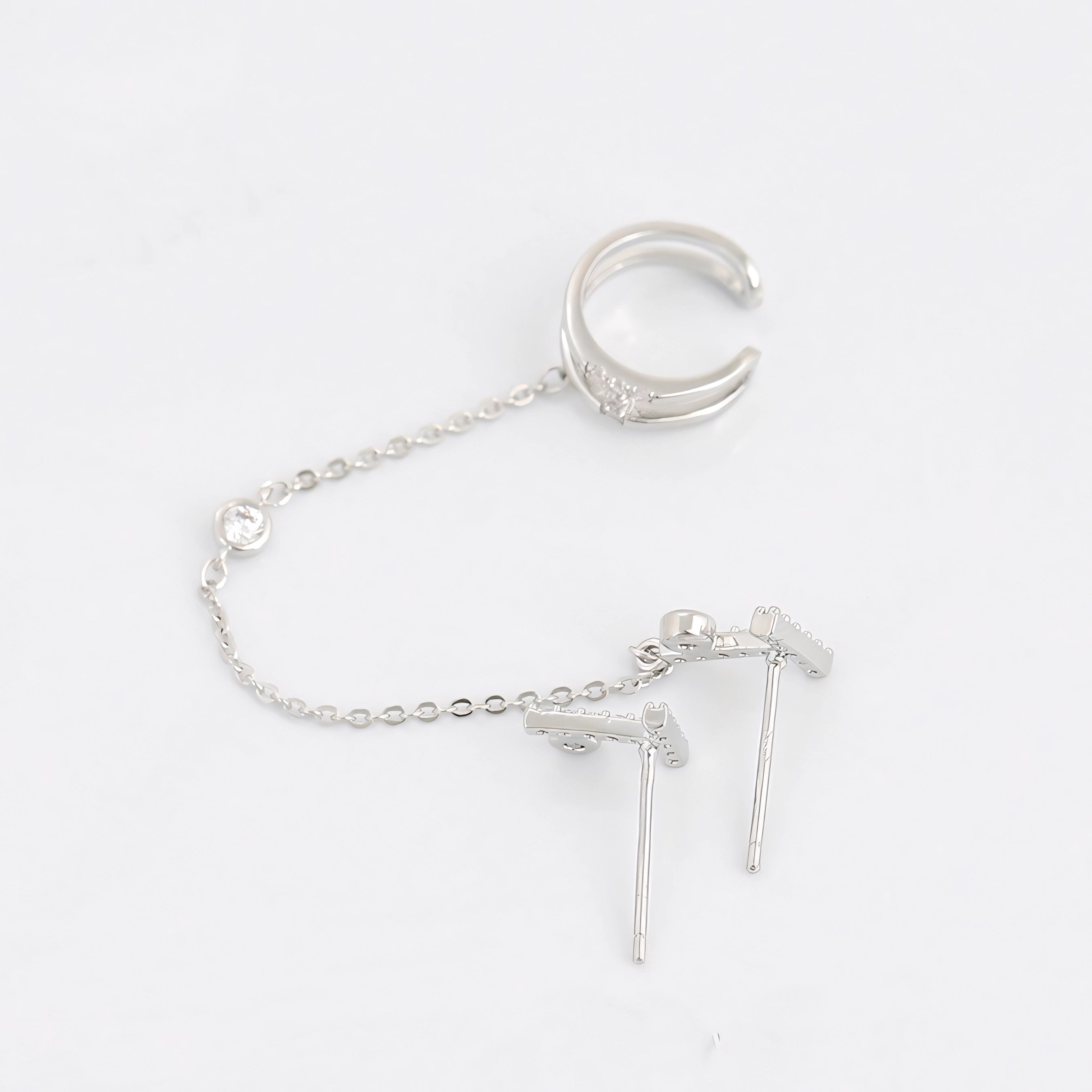 Arete Asimétrico con Cadena Chapeado en Rodio