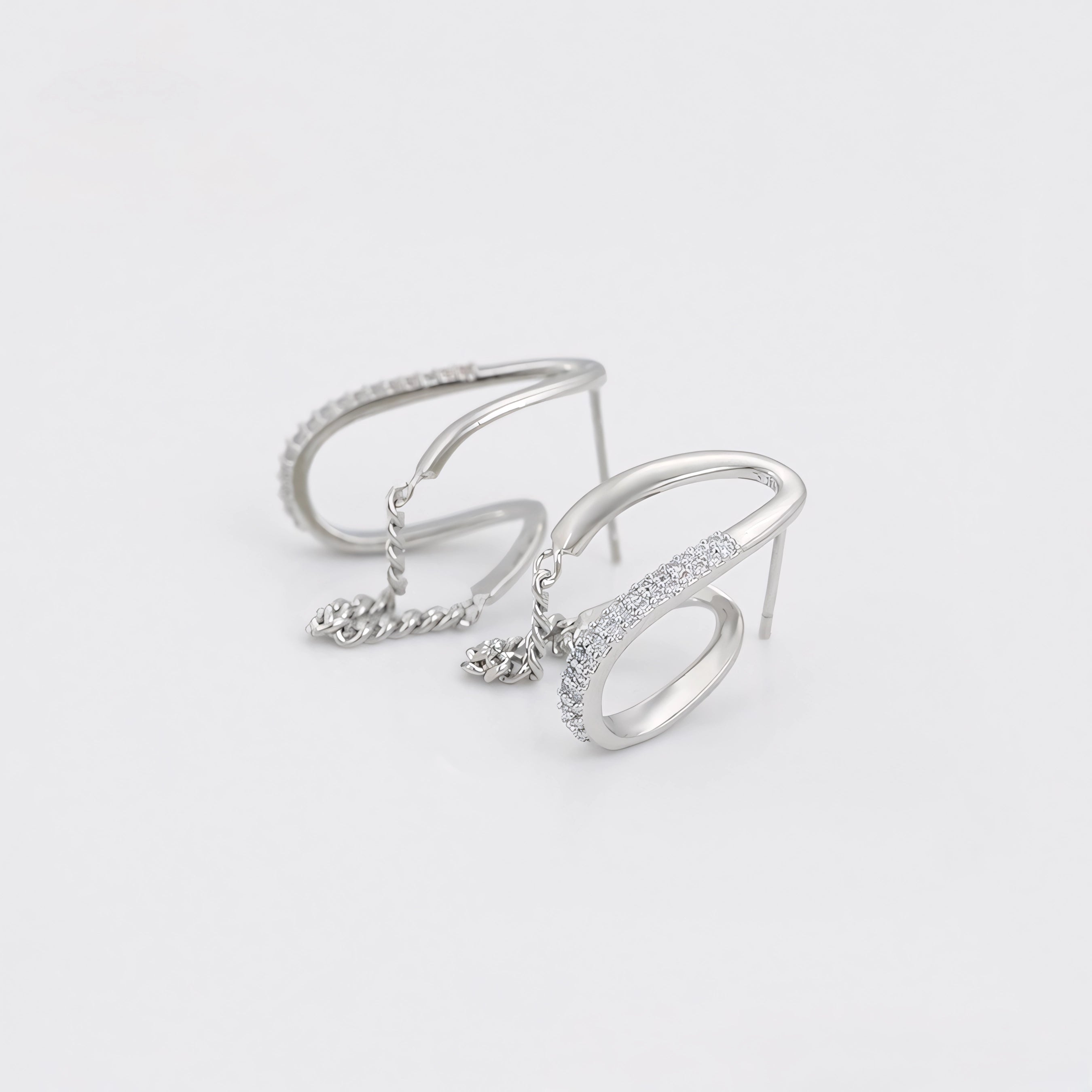 Arete con Cadena Plateada Chapado en Platino