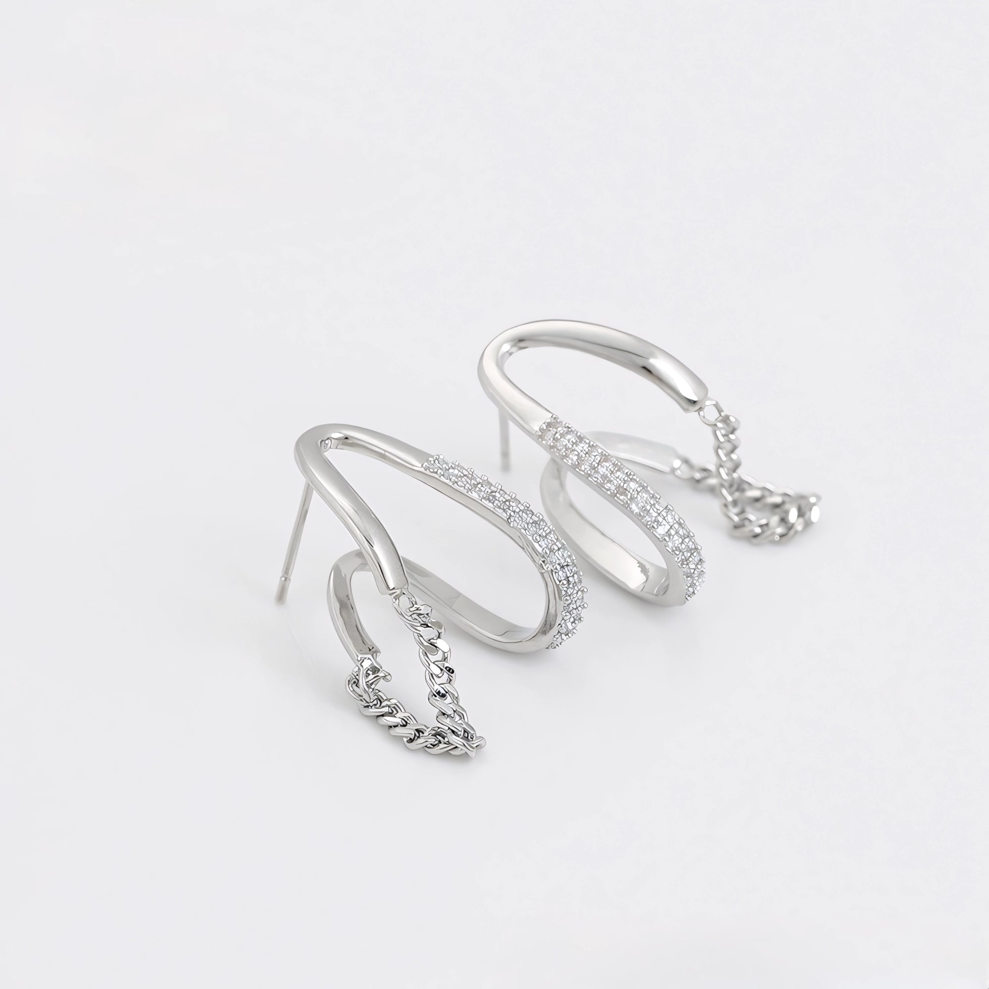Arete con Cadena Plateada Chapado en Platino