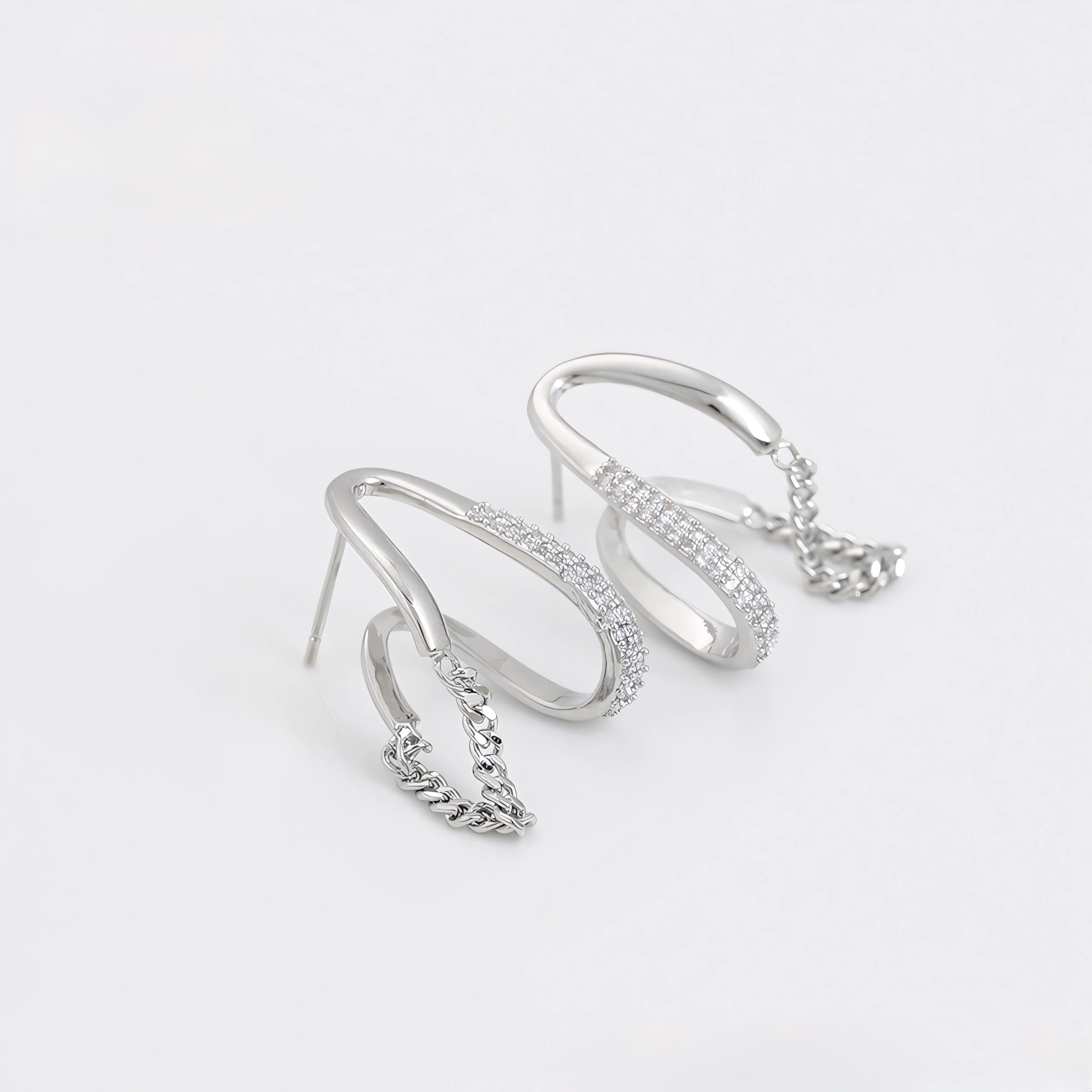 Arete con Cadena Plateada Chapado en Platino