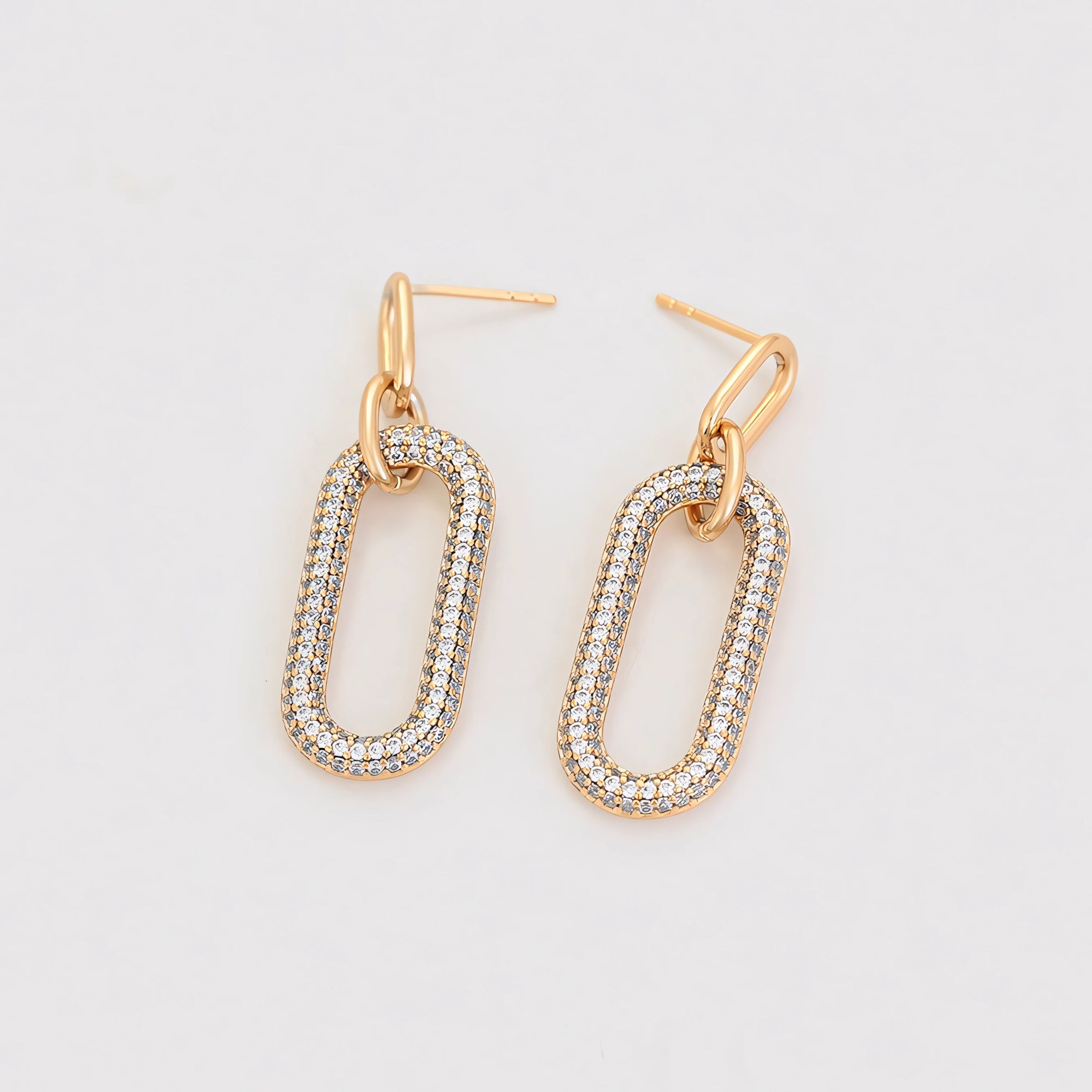 Arete Largo Incrustado con Zirconias Oro laminado 18K