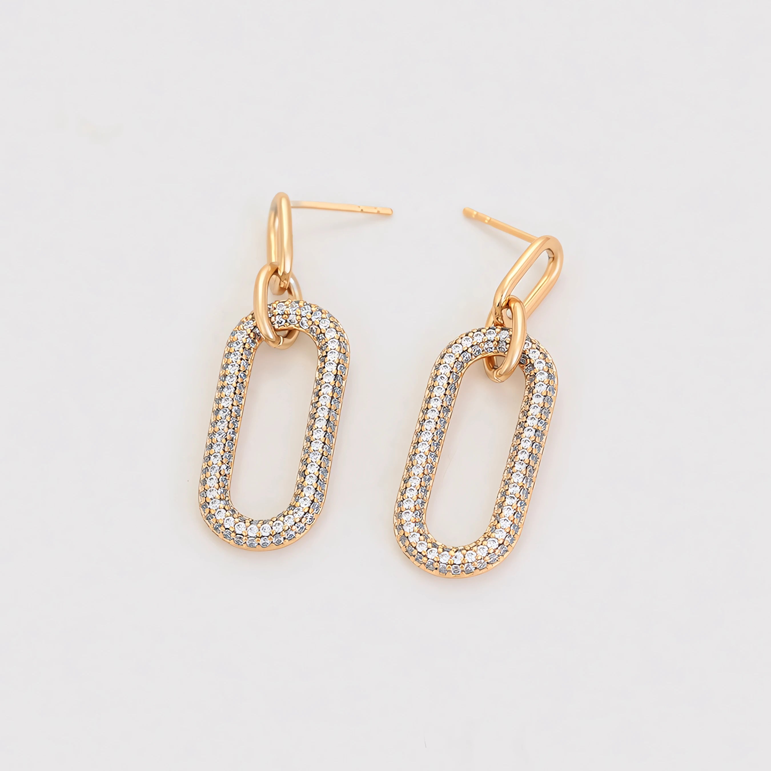 Arete Largo Incrustado con Zirconias Oro laminado 18K