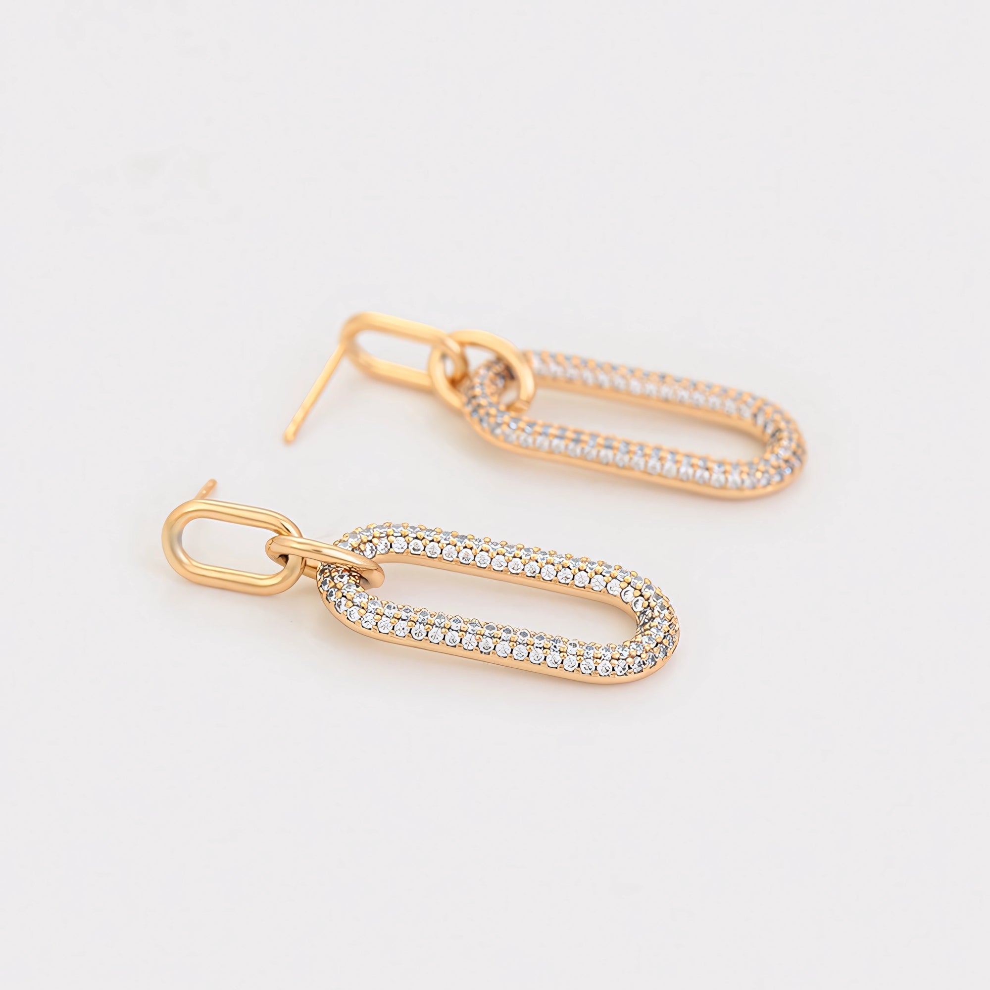 Arete Largo Incrustado con Zirconias Oro laminado 18K