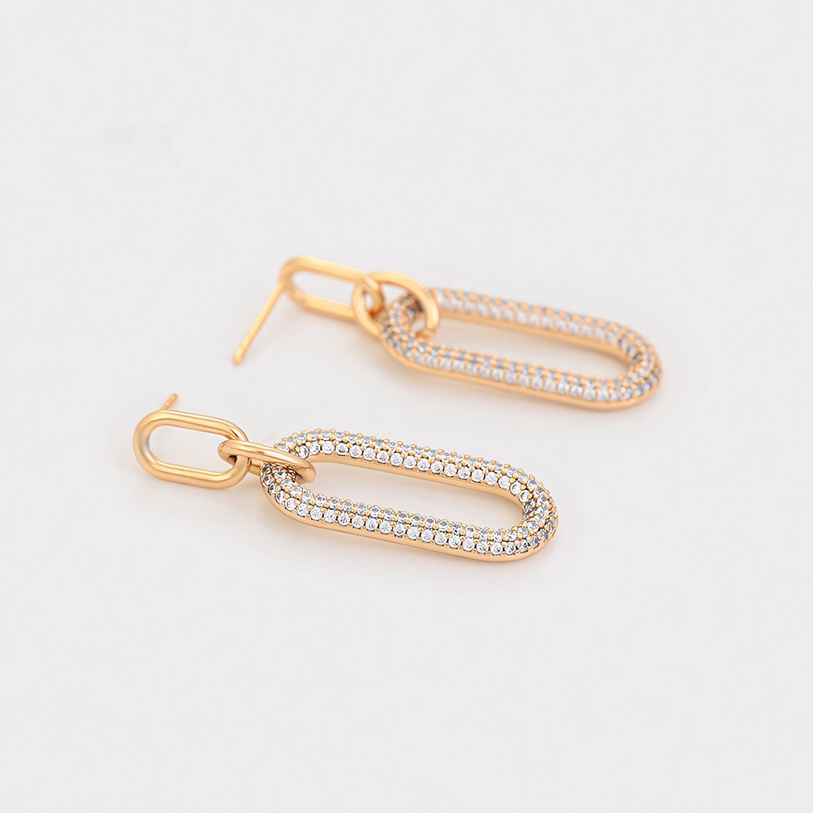 Arete Largo Incrustado con Zirconias Oro laminado 18K