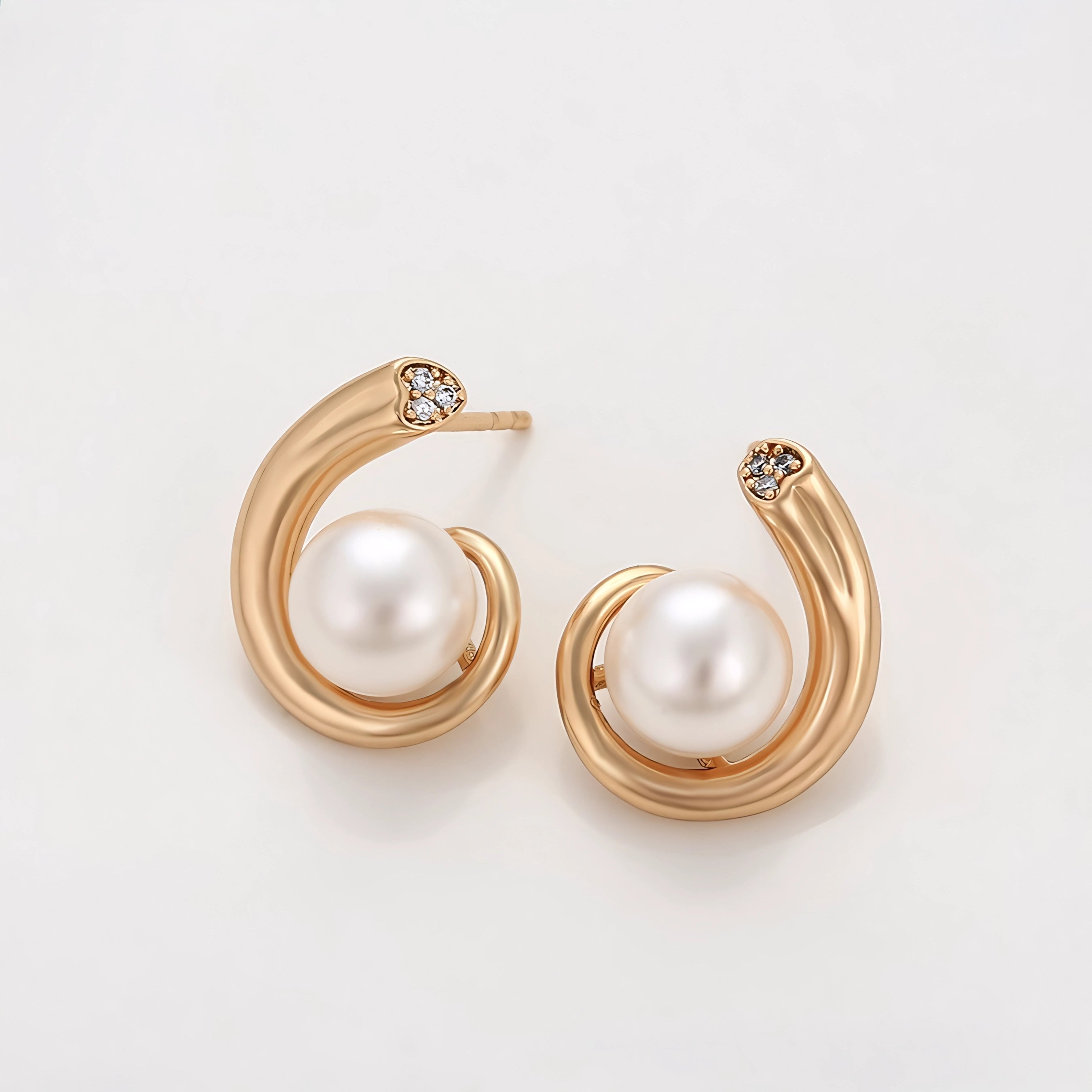 Aretes con Perla y Zirconia en Oro Laminado 18K