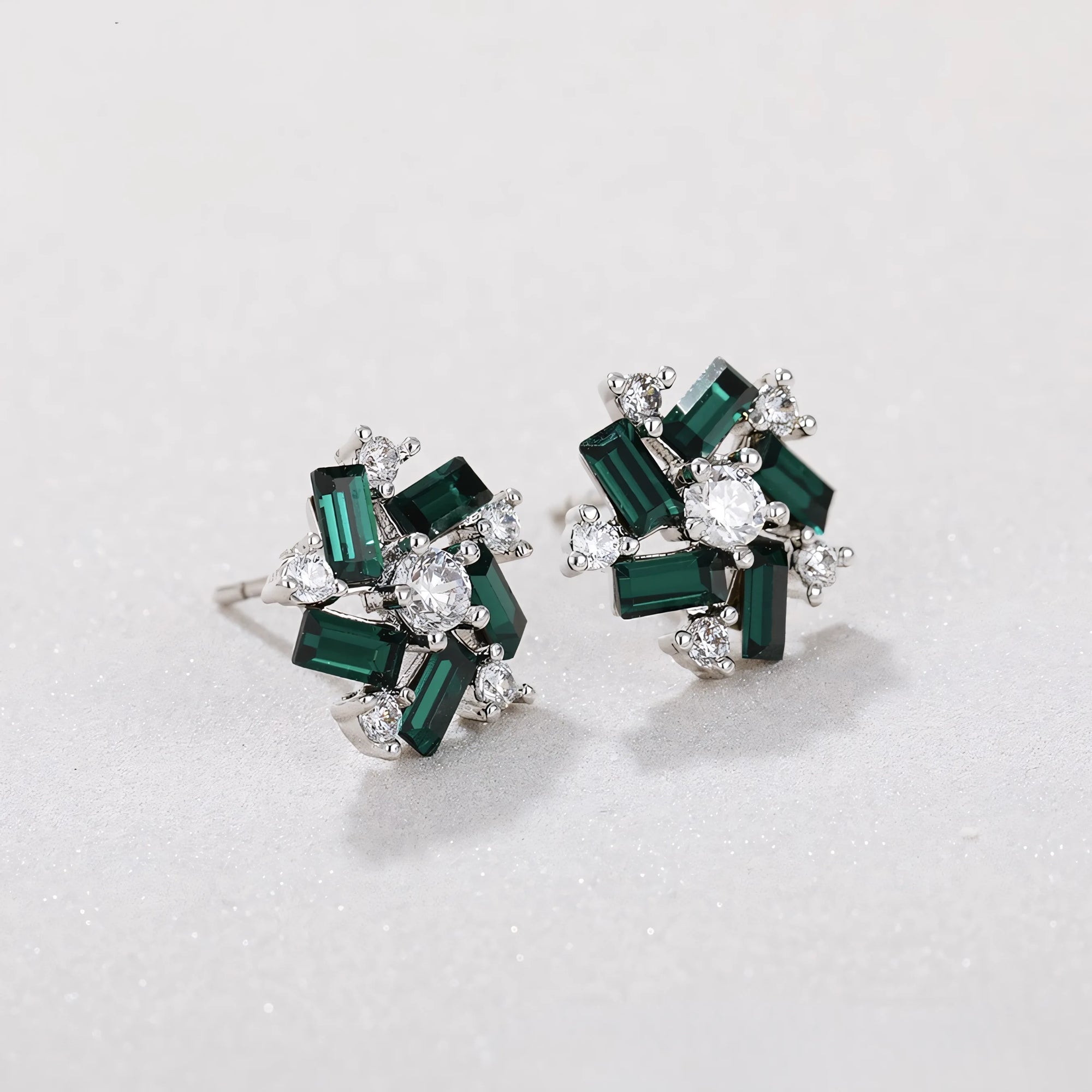 Aretes con Zirconias y Piedra Verde Chapado en Platino