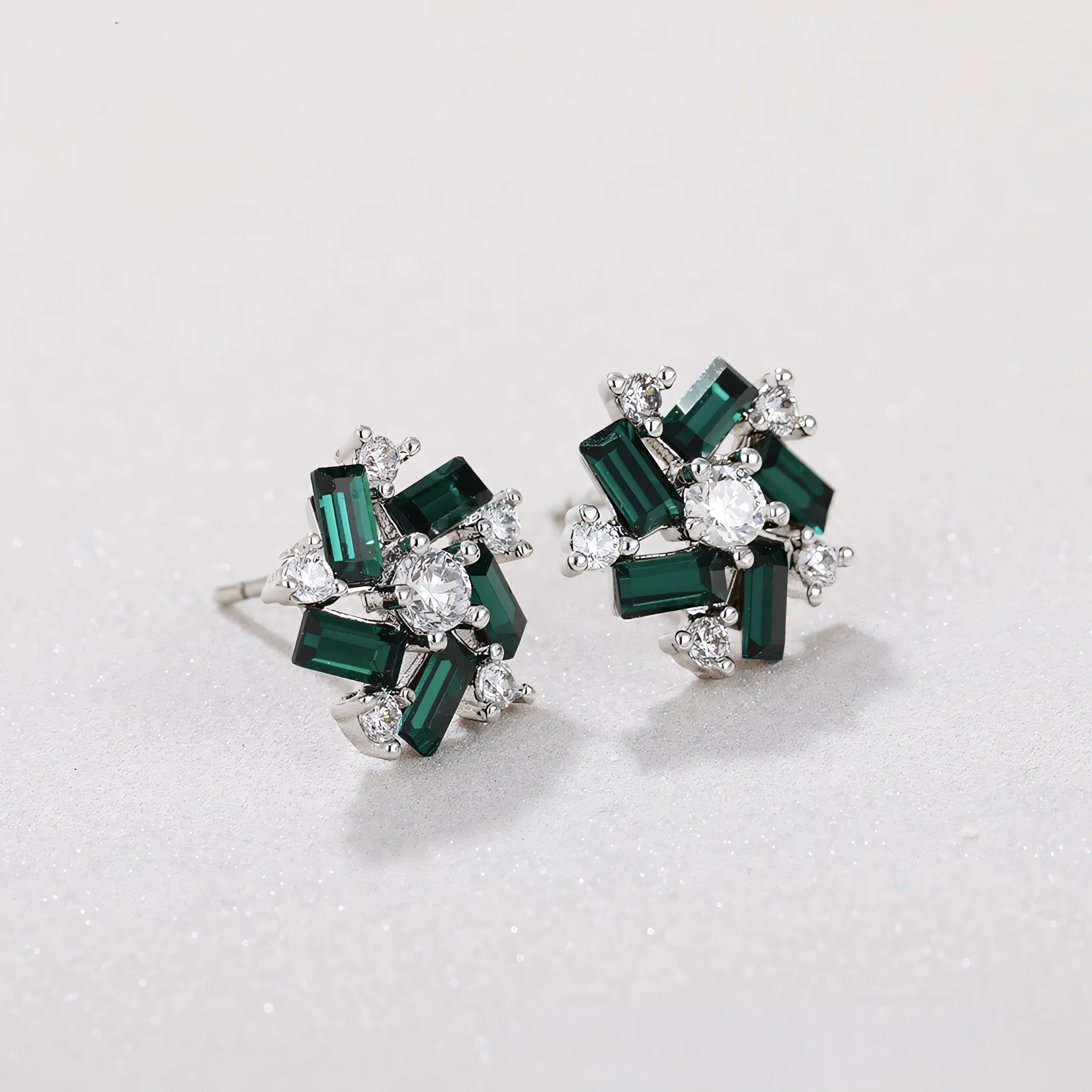 Aretes con Zirconias y Piedra Verde Chapado en Platino