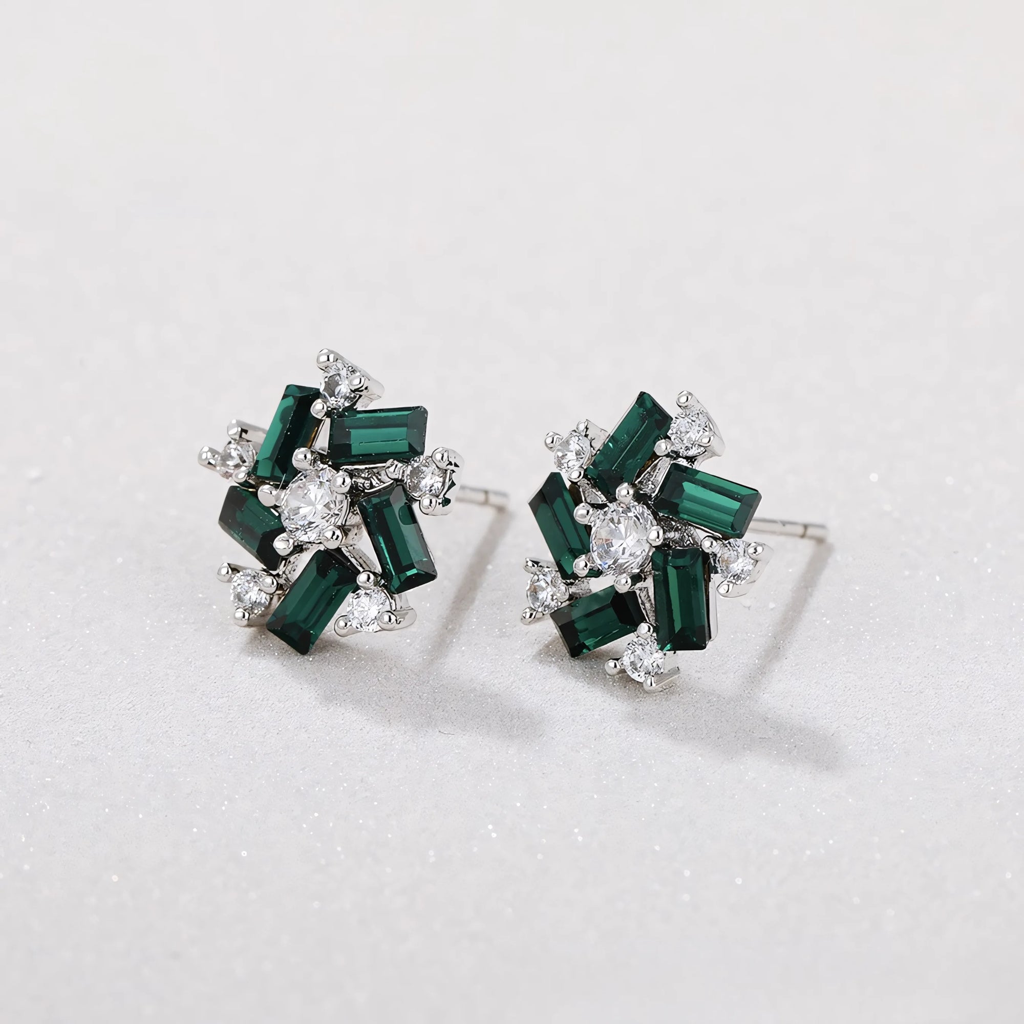 Aretes con Zirconias y Piedra Verde Chapado en Platino