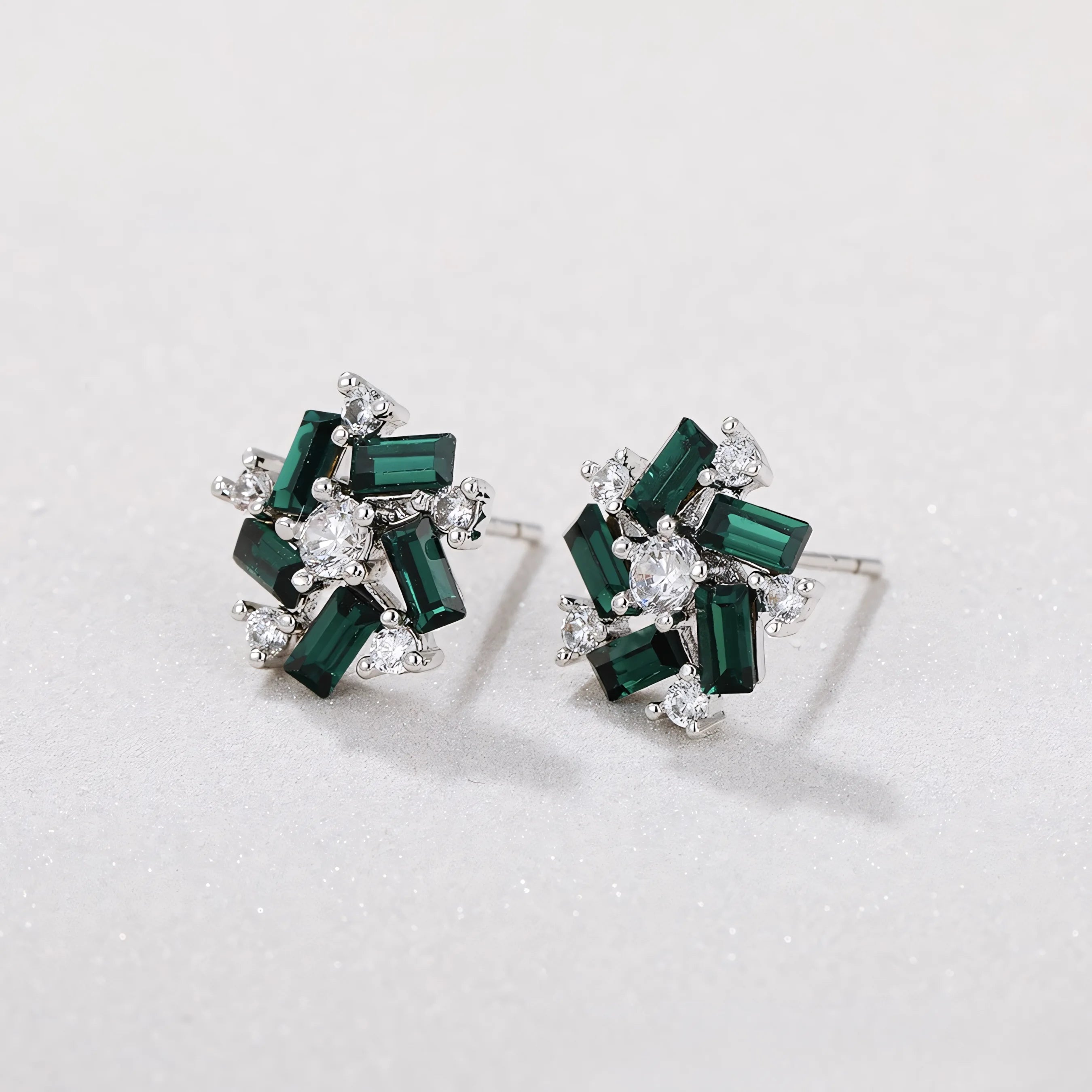 Aretes con Zirconias y Piedra Verde Chapado en Platino
