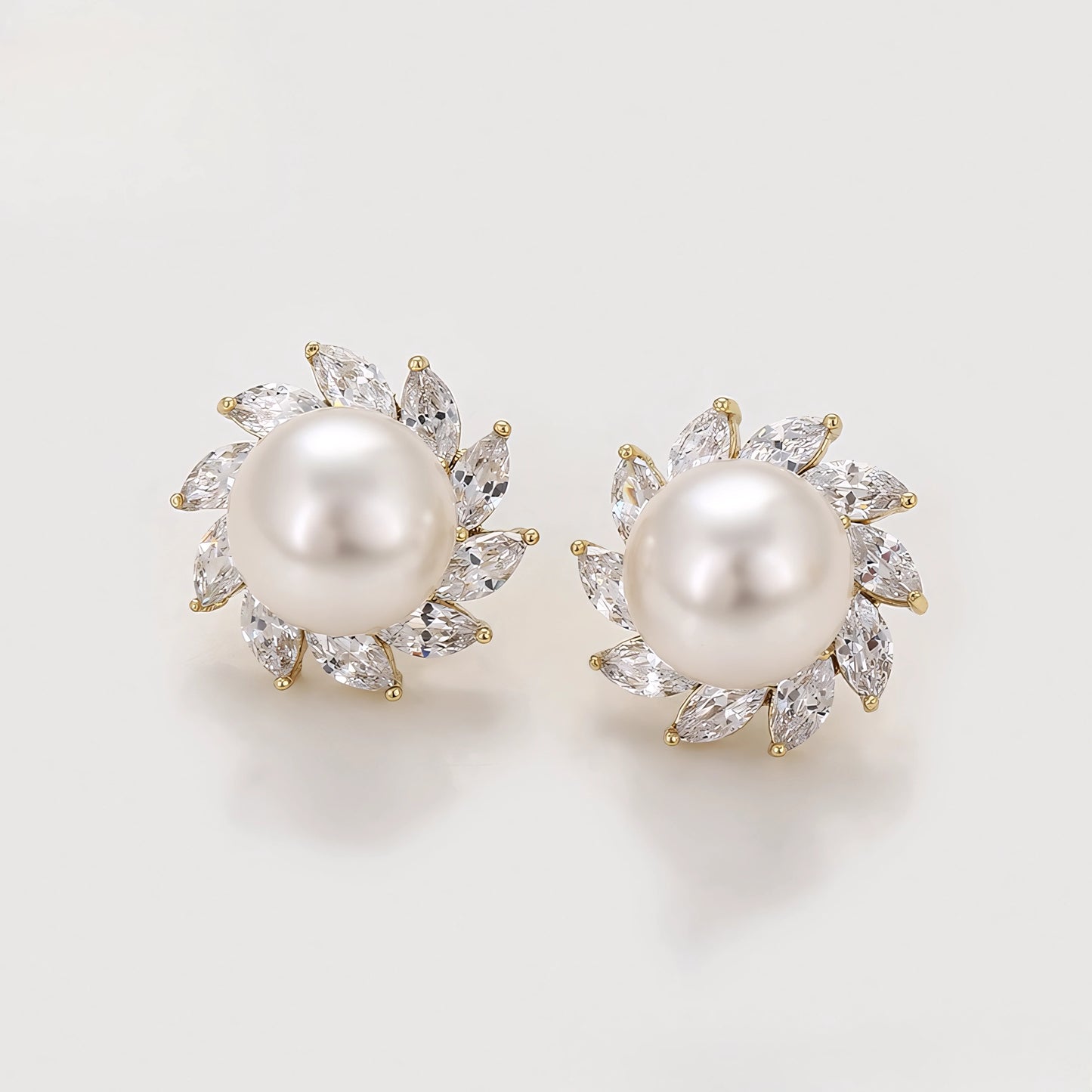 Aretes Redondos con Zirconias y Perla Oro Laminado 14K