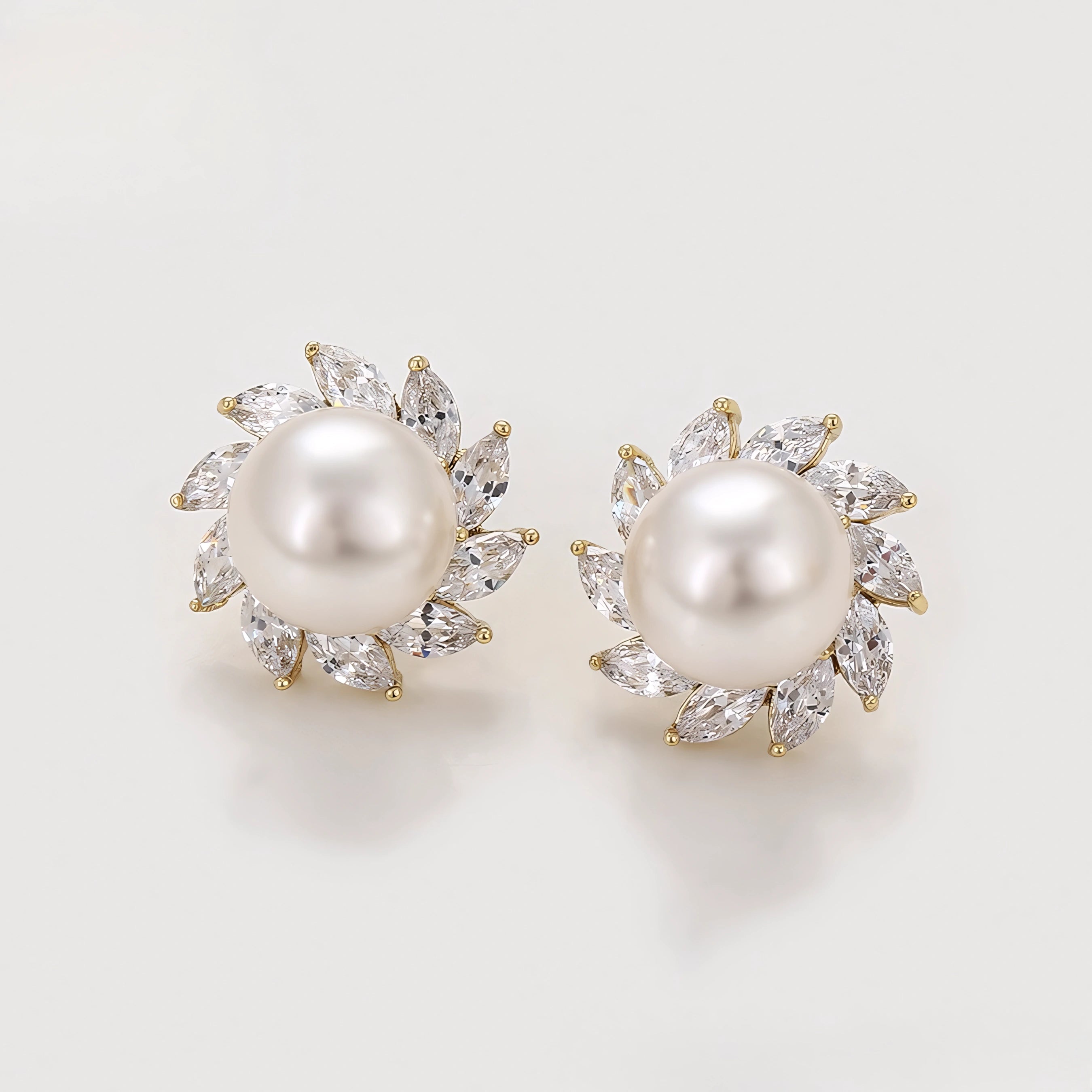 Aretes Redondos con Zirconias y Perla Oro Laminado 14K