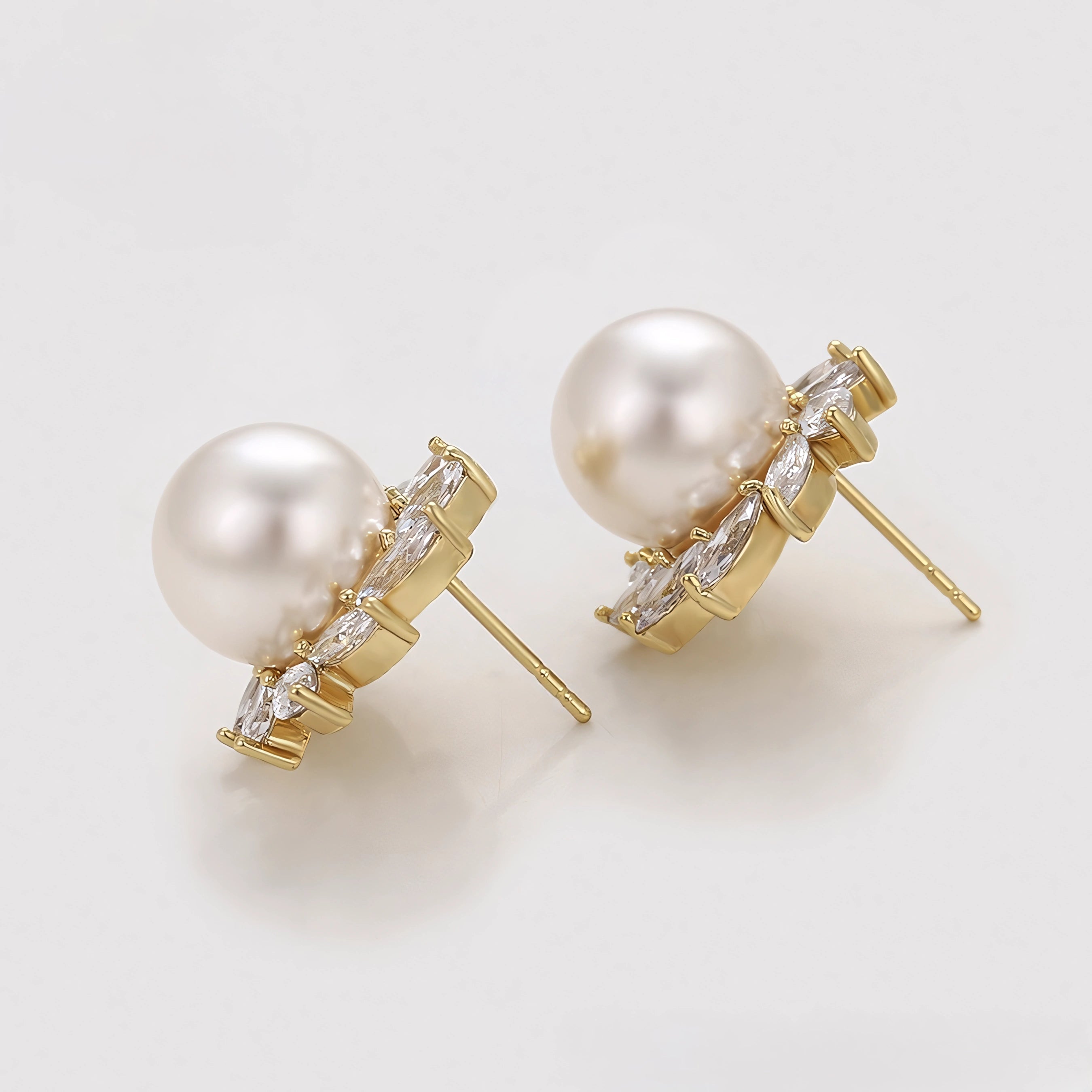 Aretes Redondos con Zirconias y Perla Oro Laminado 14K