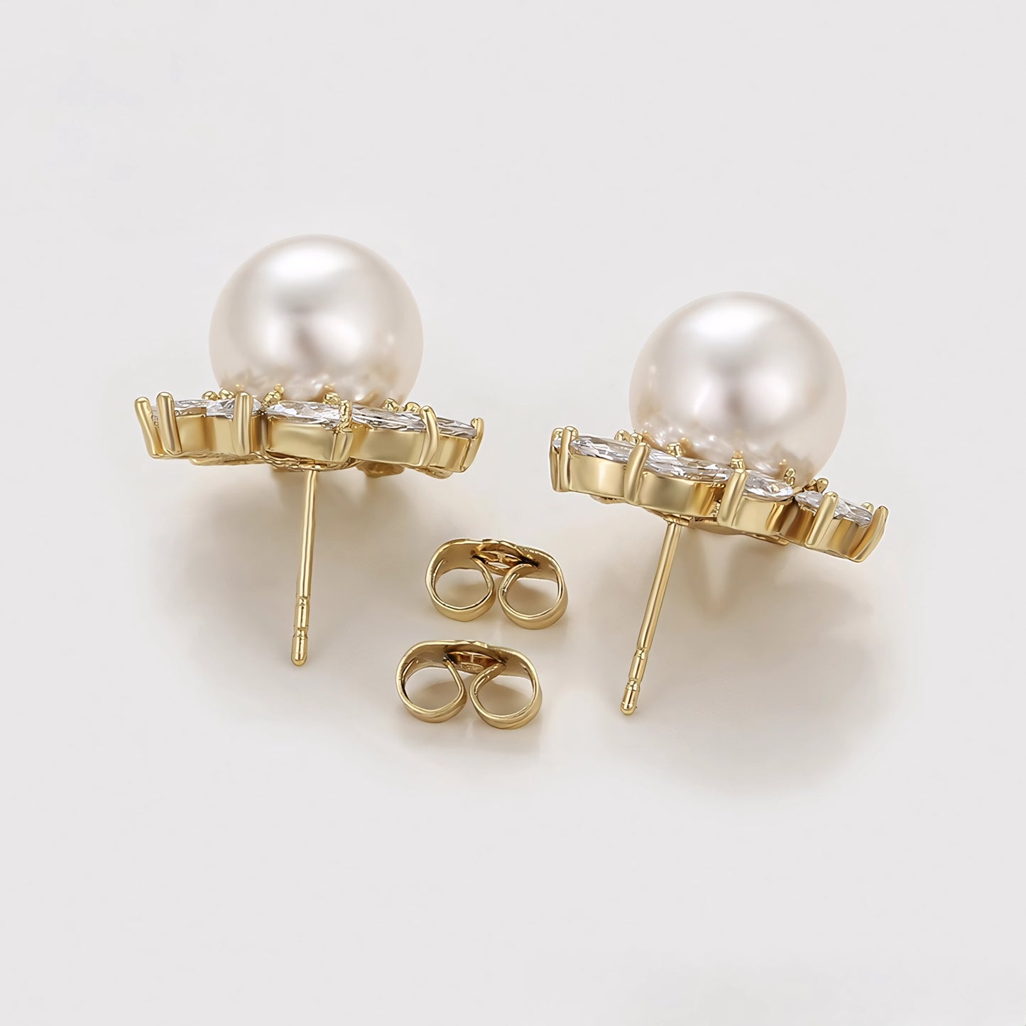 Aretes Redondos con Zirconias y Perla Oro Laminado 14K