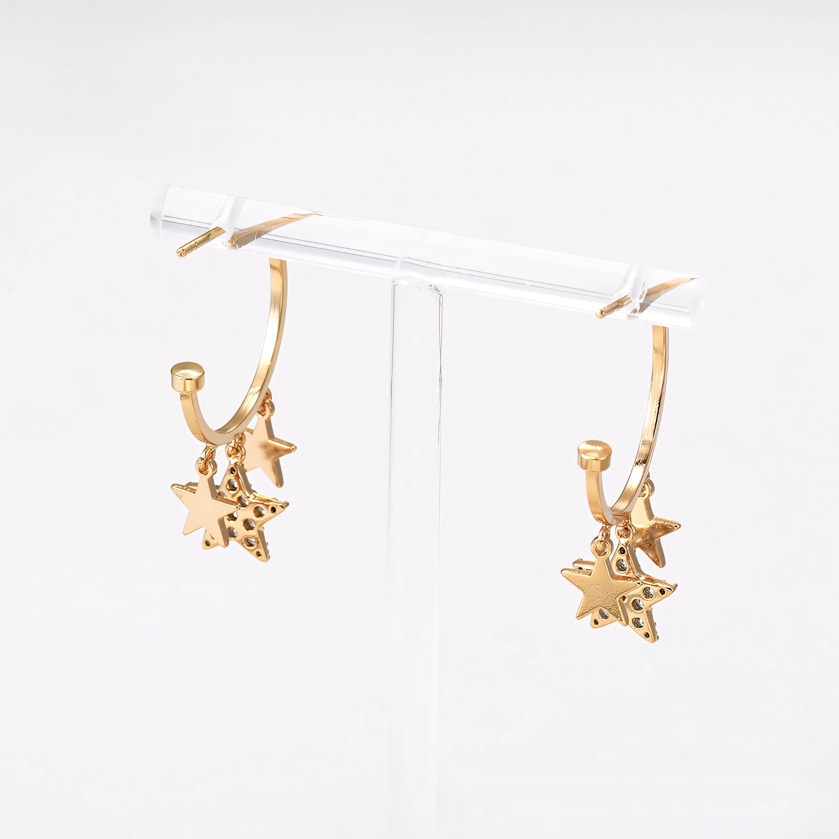 Arracada con Estrellas Colgantes en Oro Laminado 18K