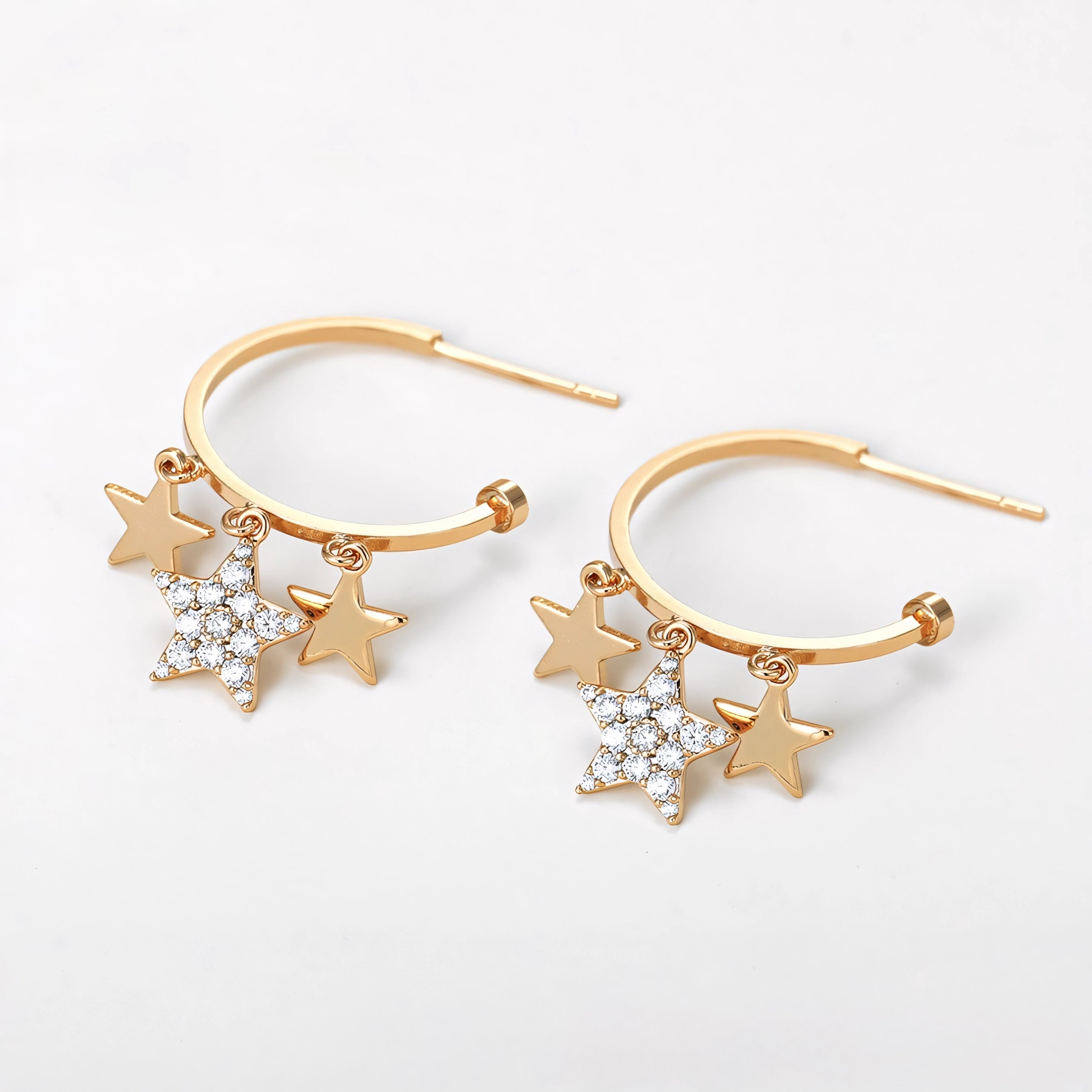 Arracada con Estrellas Colgantes en Oro Laminado 18K