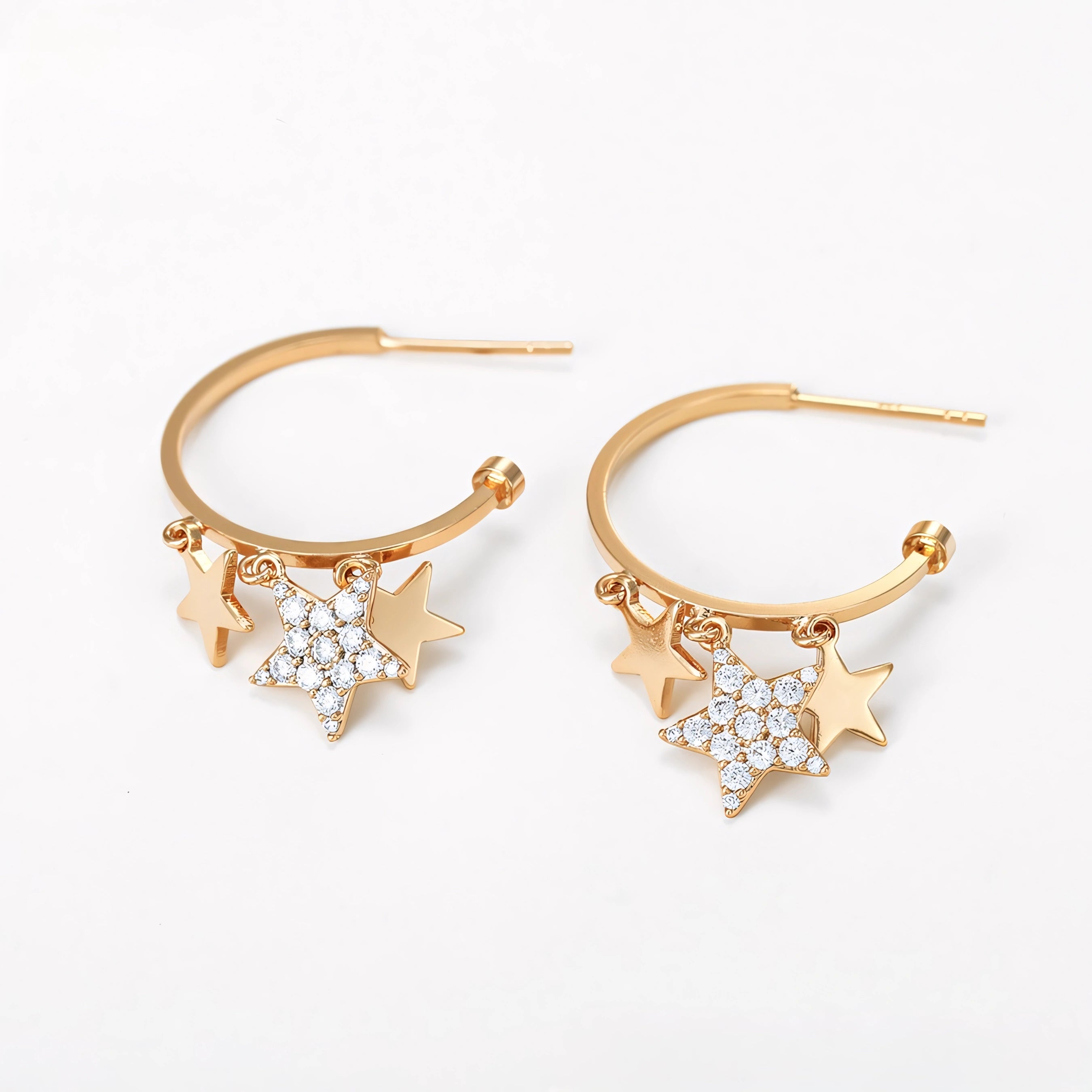 Arracada con Estrellas Colgantes en Oro Laminado 18K
