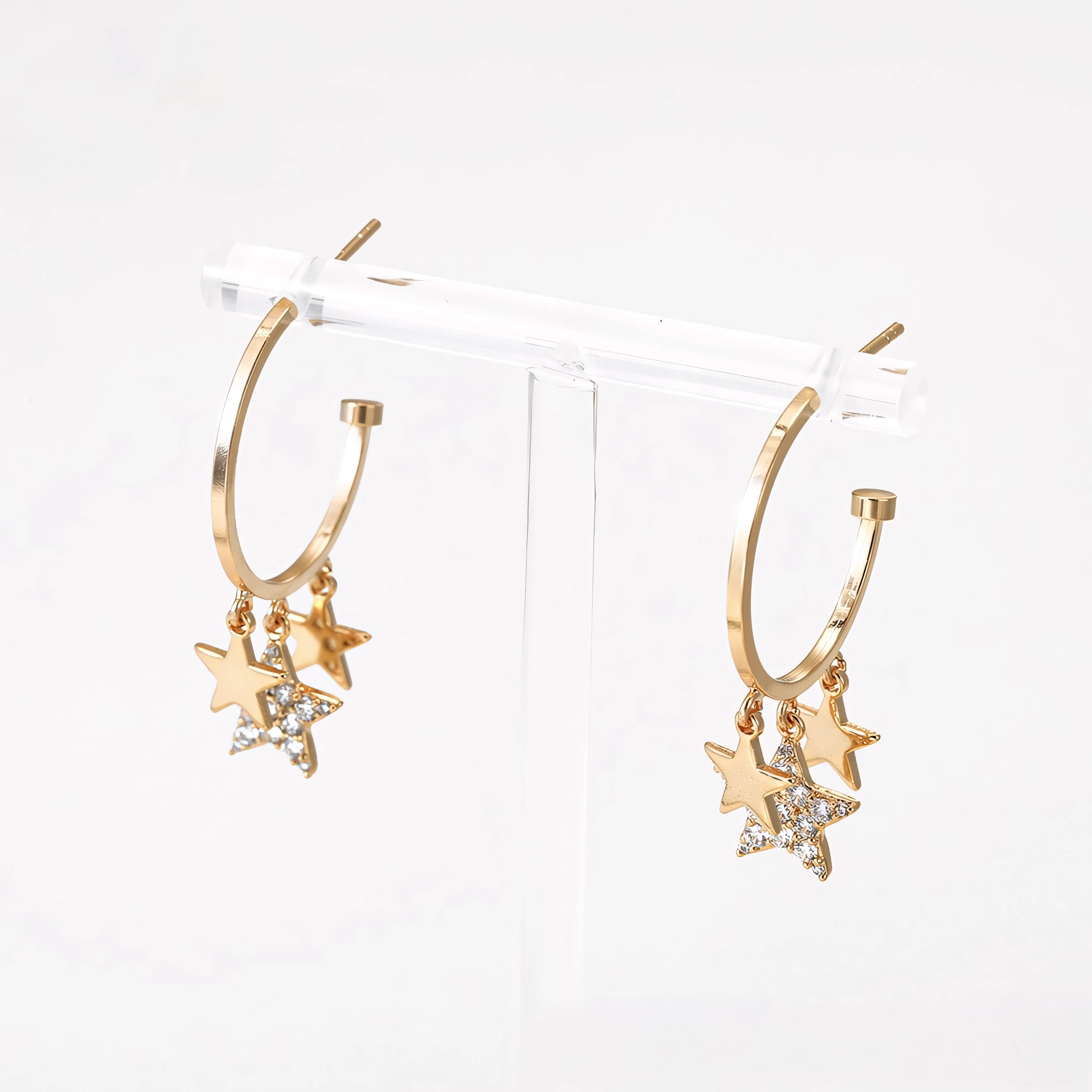Arracada con Estrellas Colgantes en Oro Laminado 18K