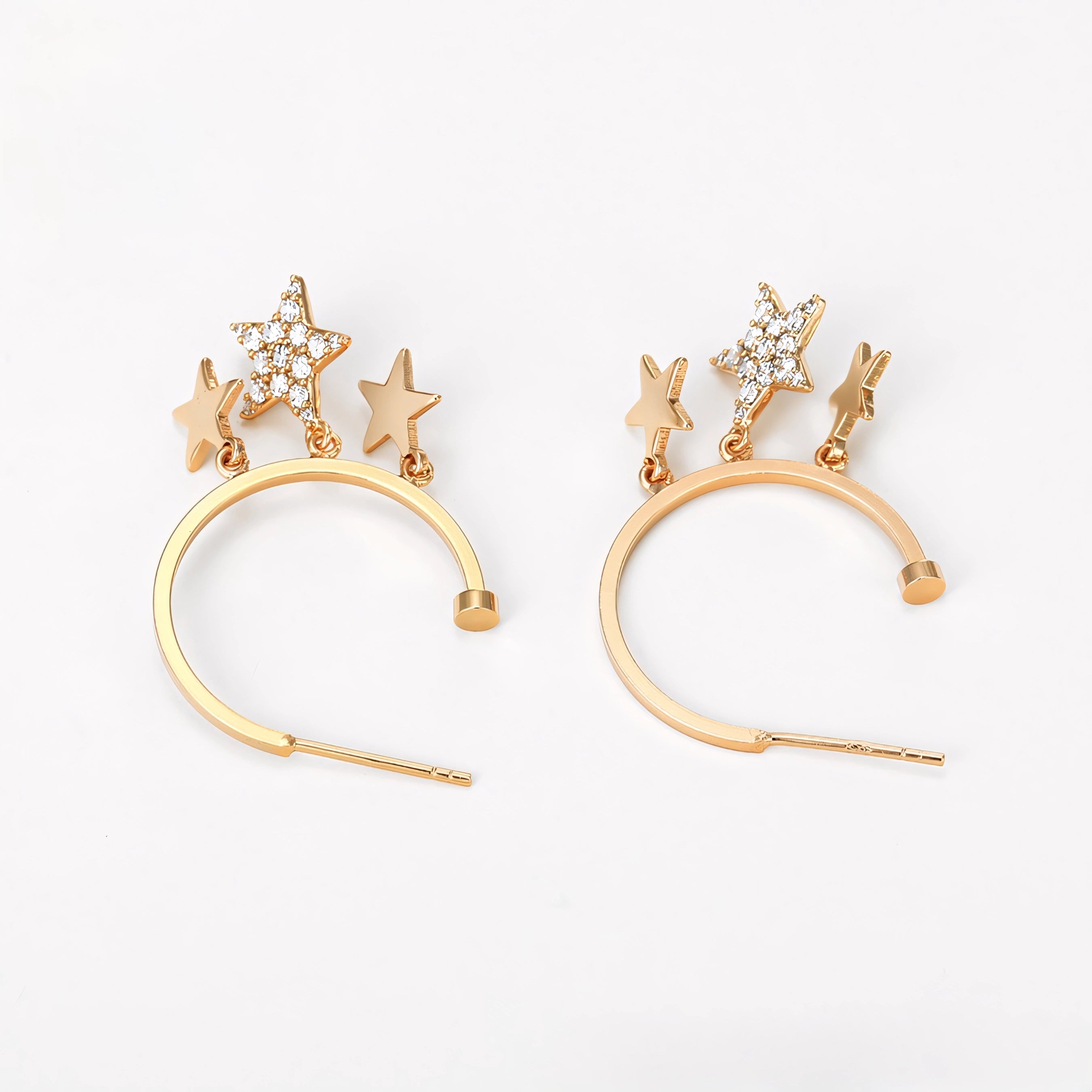 Arracada con Estrellas Colgantes en Oro Laminado 18K