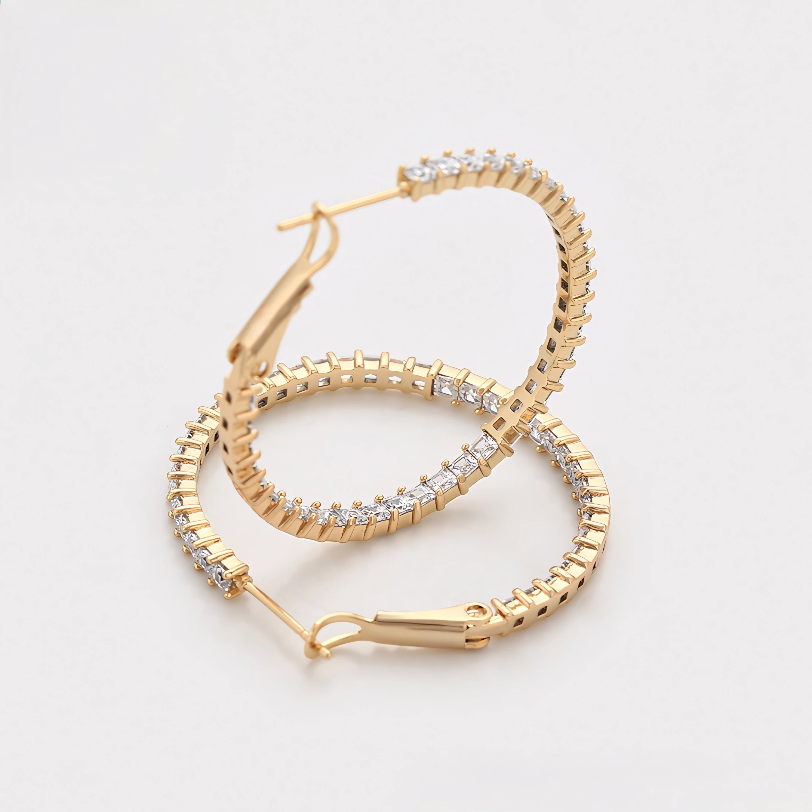 Arracada Deluxe con Zirconias Oro Laminado 18K